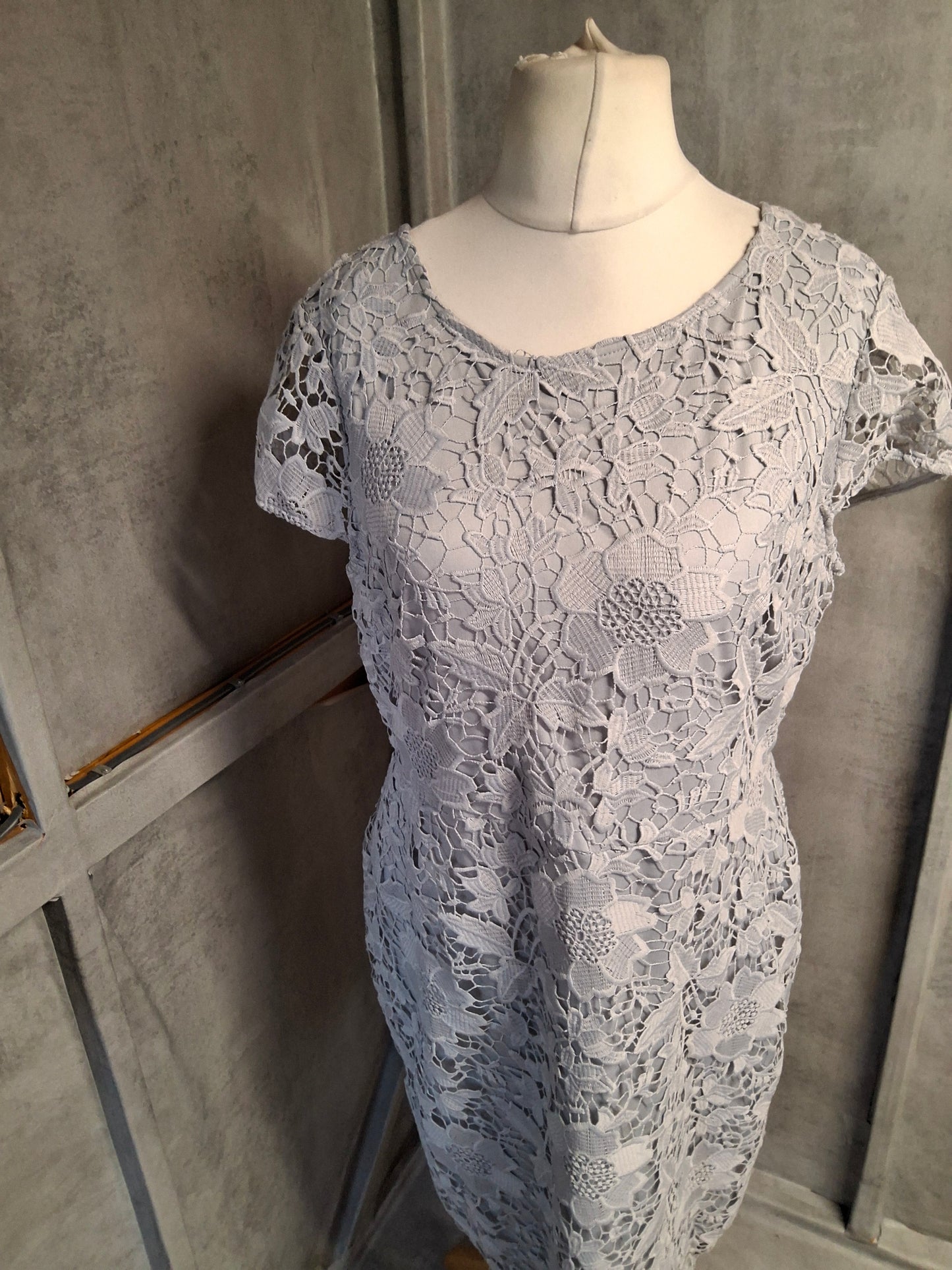 Dorothy Perkins Grey Lace Midi Dress – Size 16 – V-Back – Elegant Floral Overlay – Zip Fasten