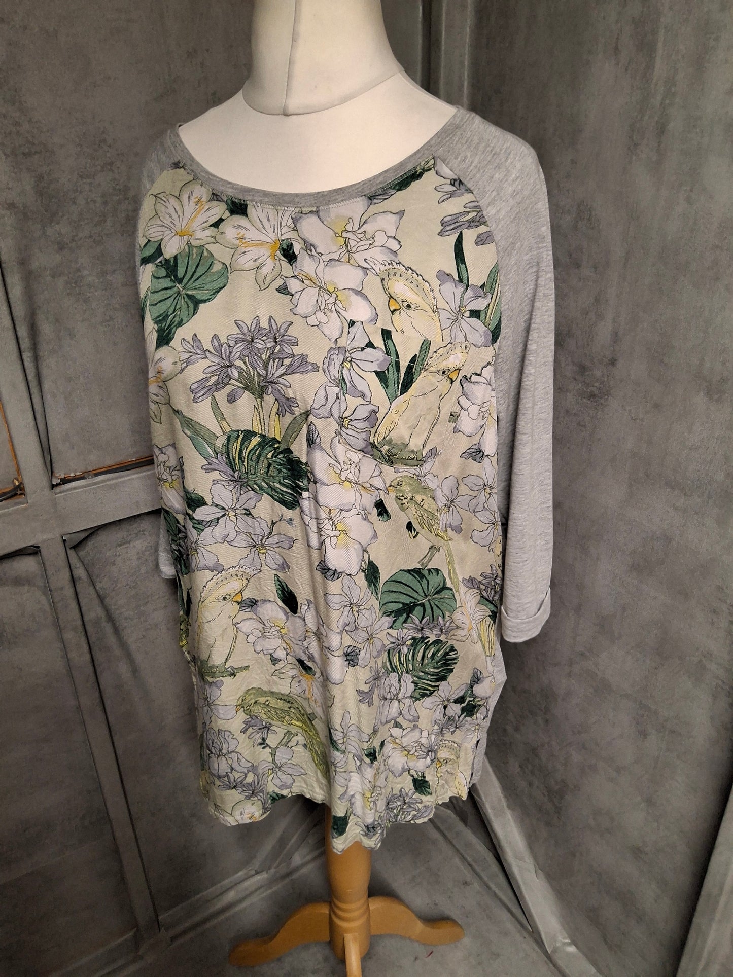 Tu Grey Floral Bird Print Top – Size 18 – Relaxed Fit ¾ Sleeve