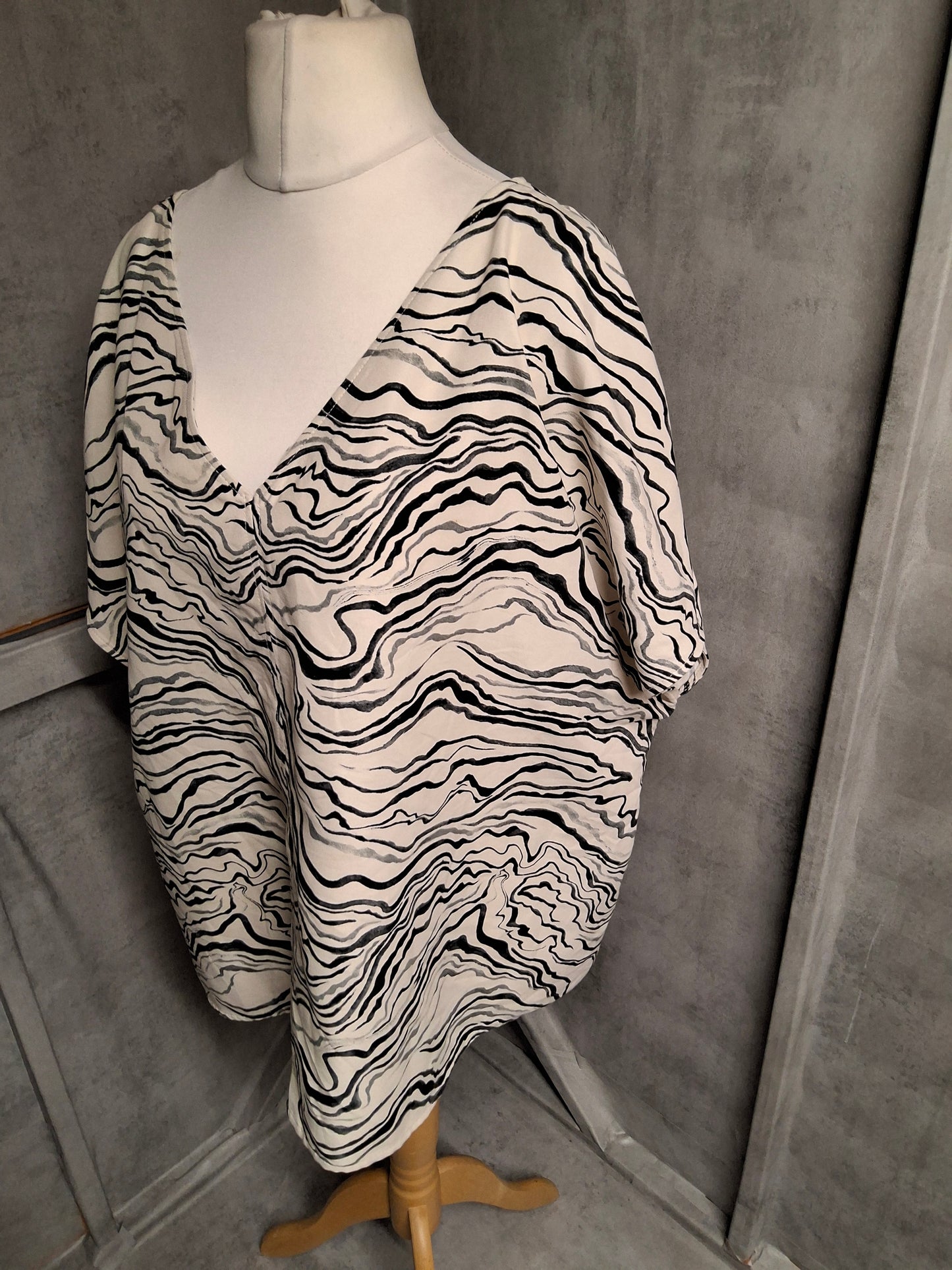 Primark Cream & Black Oversized V-Neck Top – Size 18 – The “Effortless But Still Stylish” Top