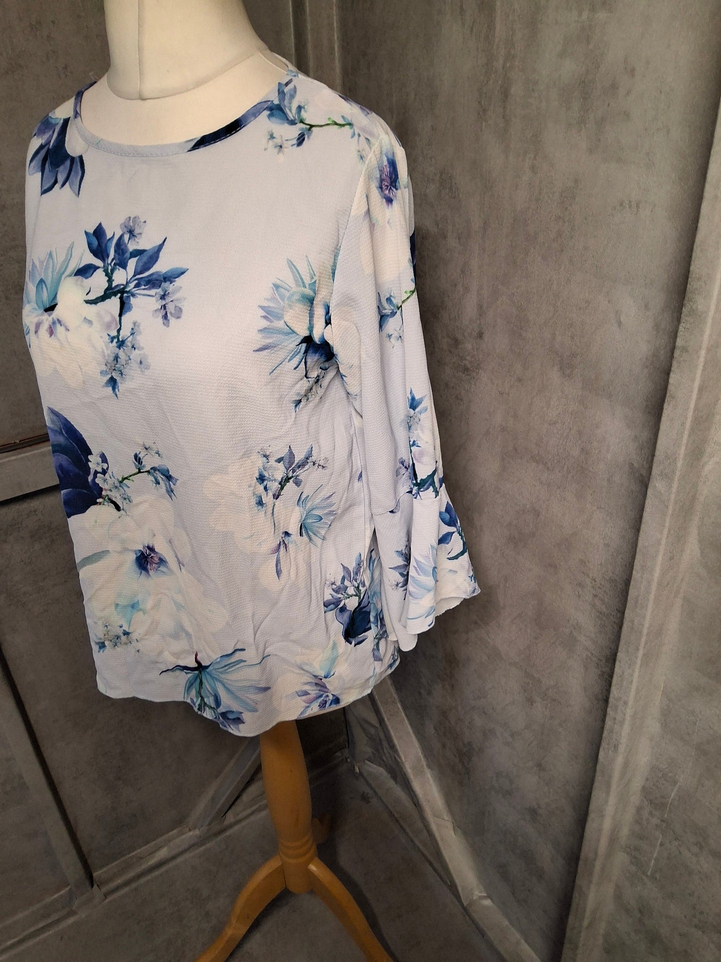 Quiz Light Blue Floral Flared Top – Size 12 – ¾ Sleeve Cutout Back Blouse