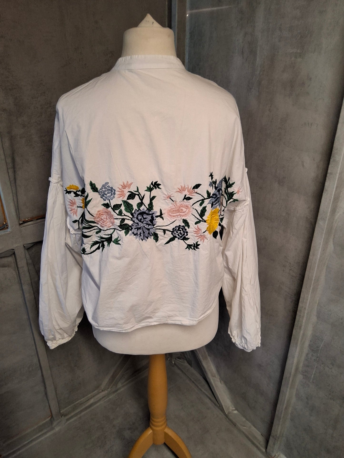 Zara White Embroidered Floral Shirt β 100% Cotton β Long Sleeve L size 12/14