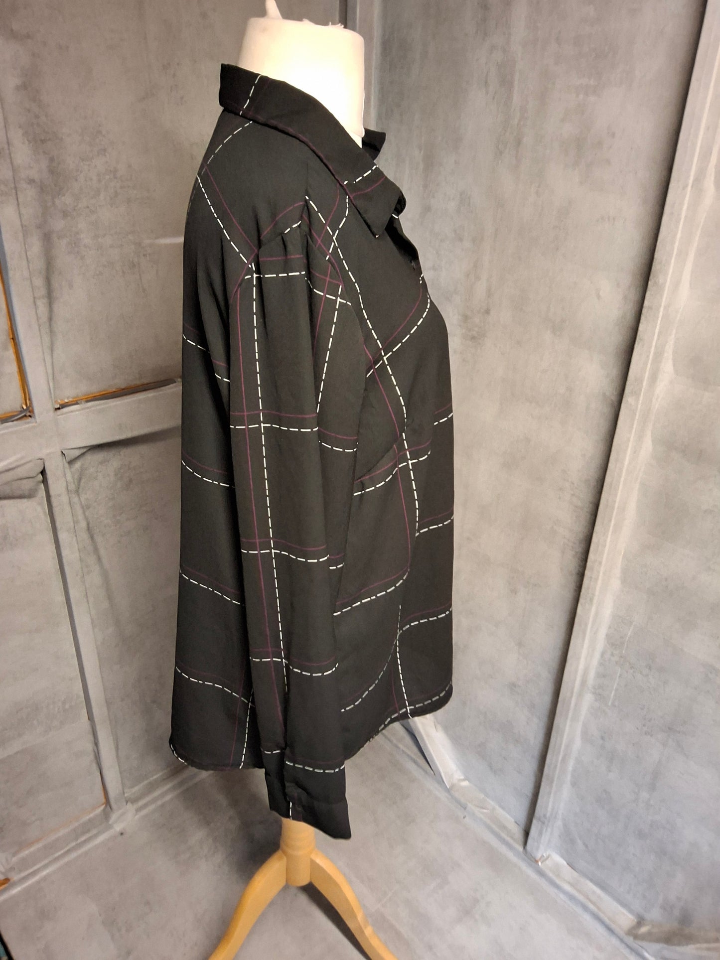 Peacocks Black Checked Long Sleeve Blouse ā Size 18 ā Relaxed Fit