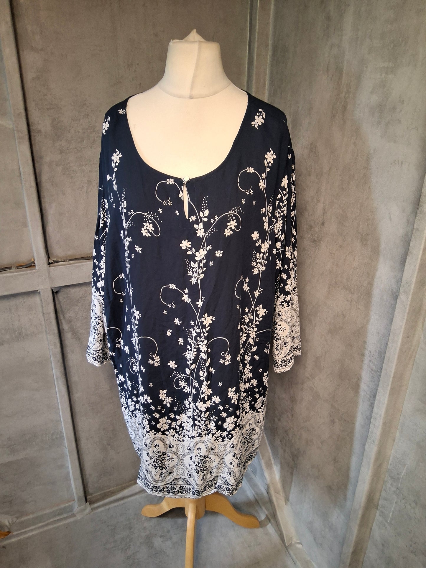 Damart Navy & White Floral Tunic Top – Size 26 – ¾ Sleeves – 100% Viscose
