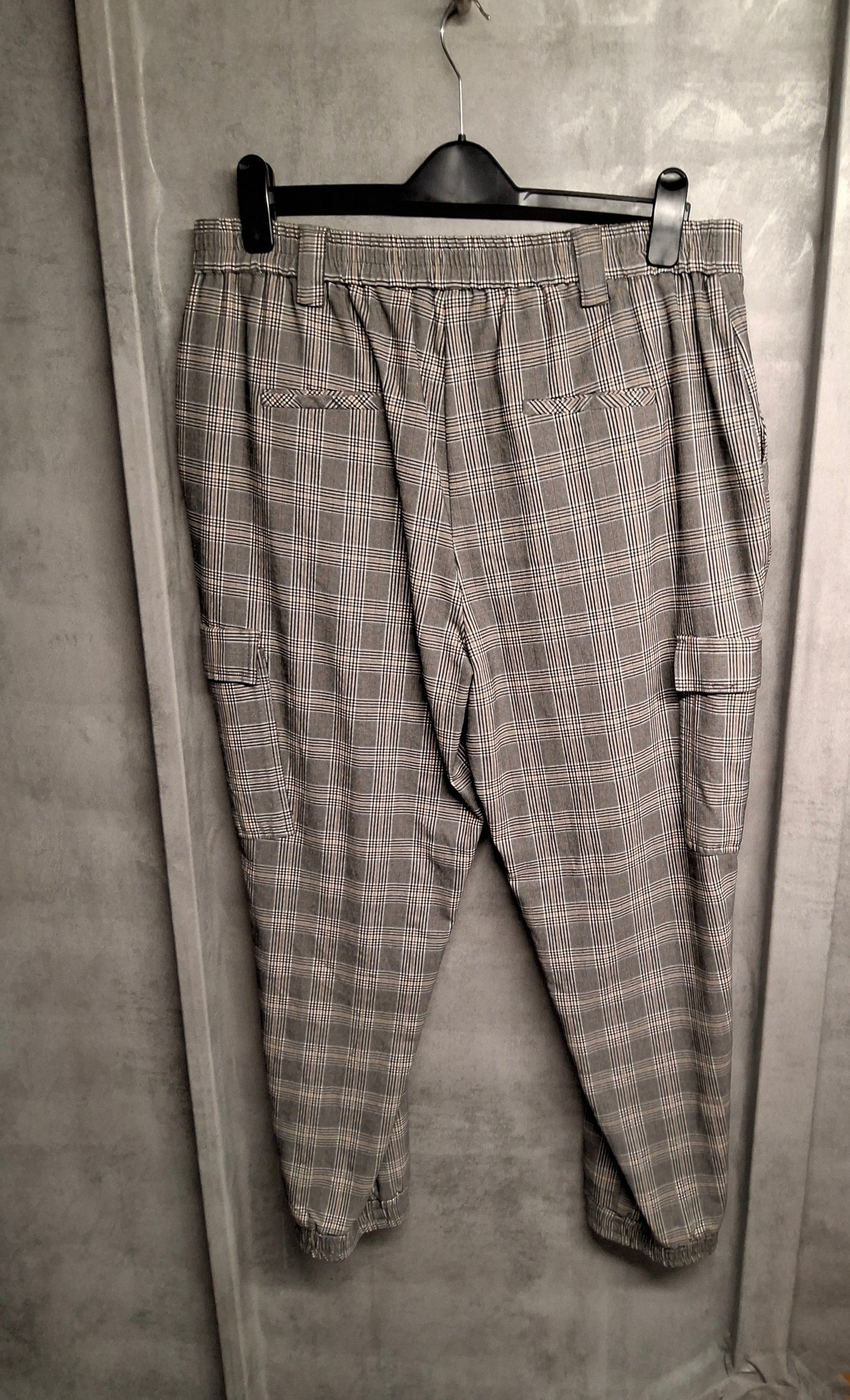 Primark Grey Checked Cargo Trousers – Size 18 – Cuffed Comfort Meets Cool Utility Style