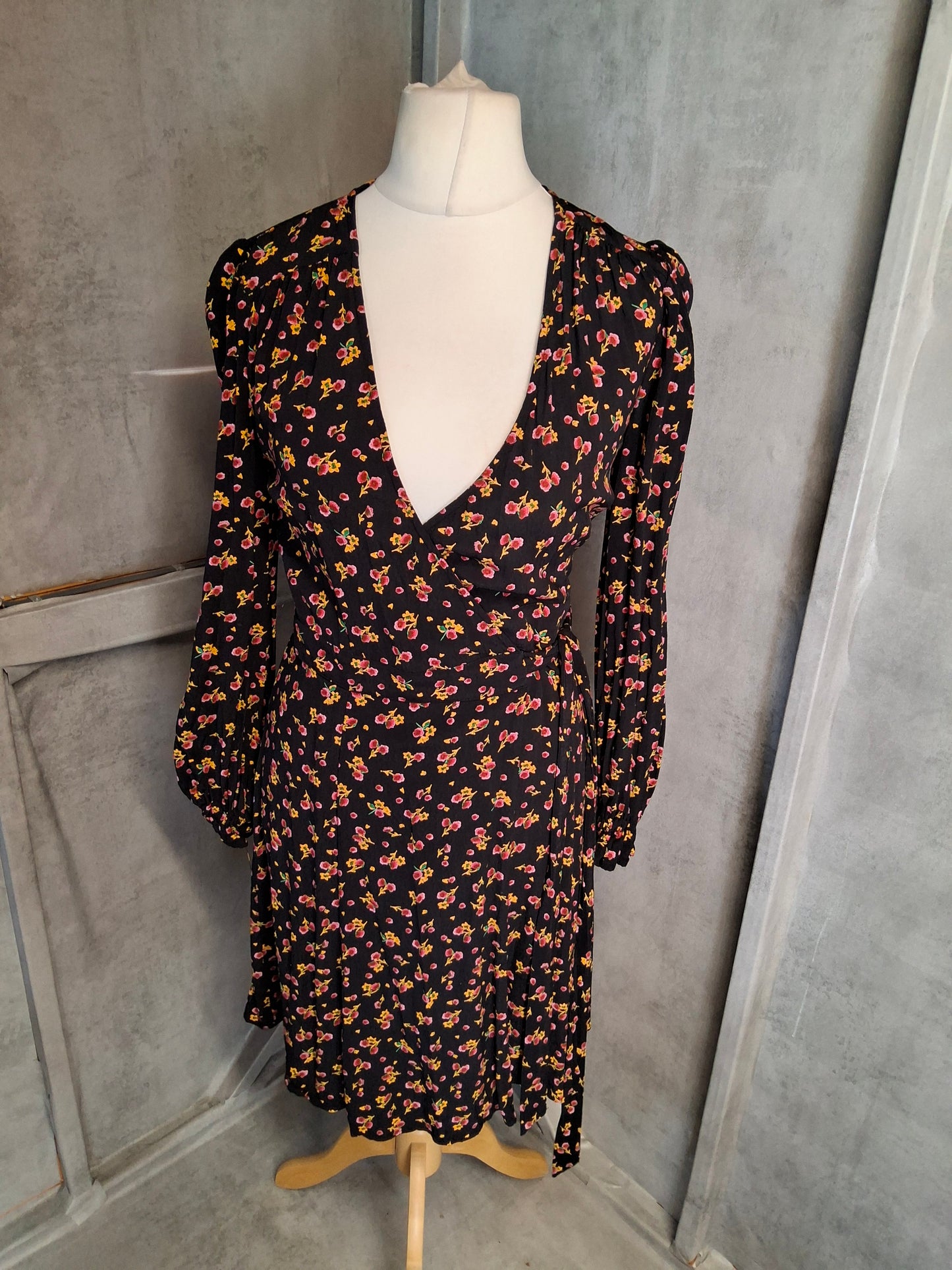 Title:
M&S Ghost Black Floral Wrap Midi Dress – Size 8 Regular – Viscose Elegance