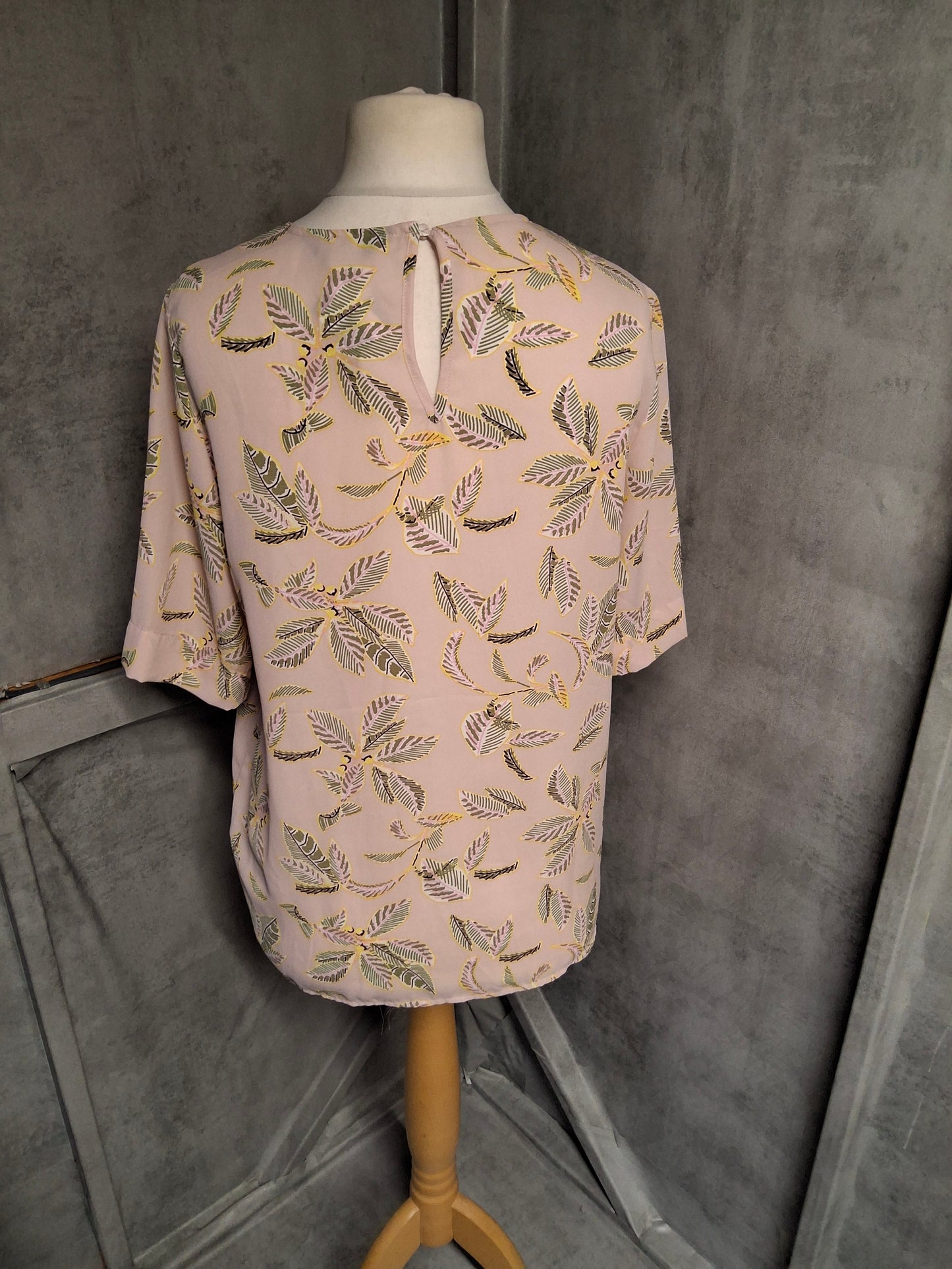 M&S Blush Pink Leaf Print Blouse – Size 12 – Work-Ready, Weekend-Approved & Always Complimented