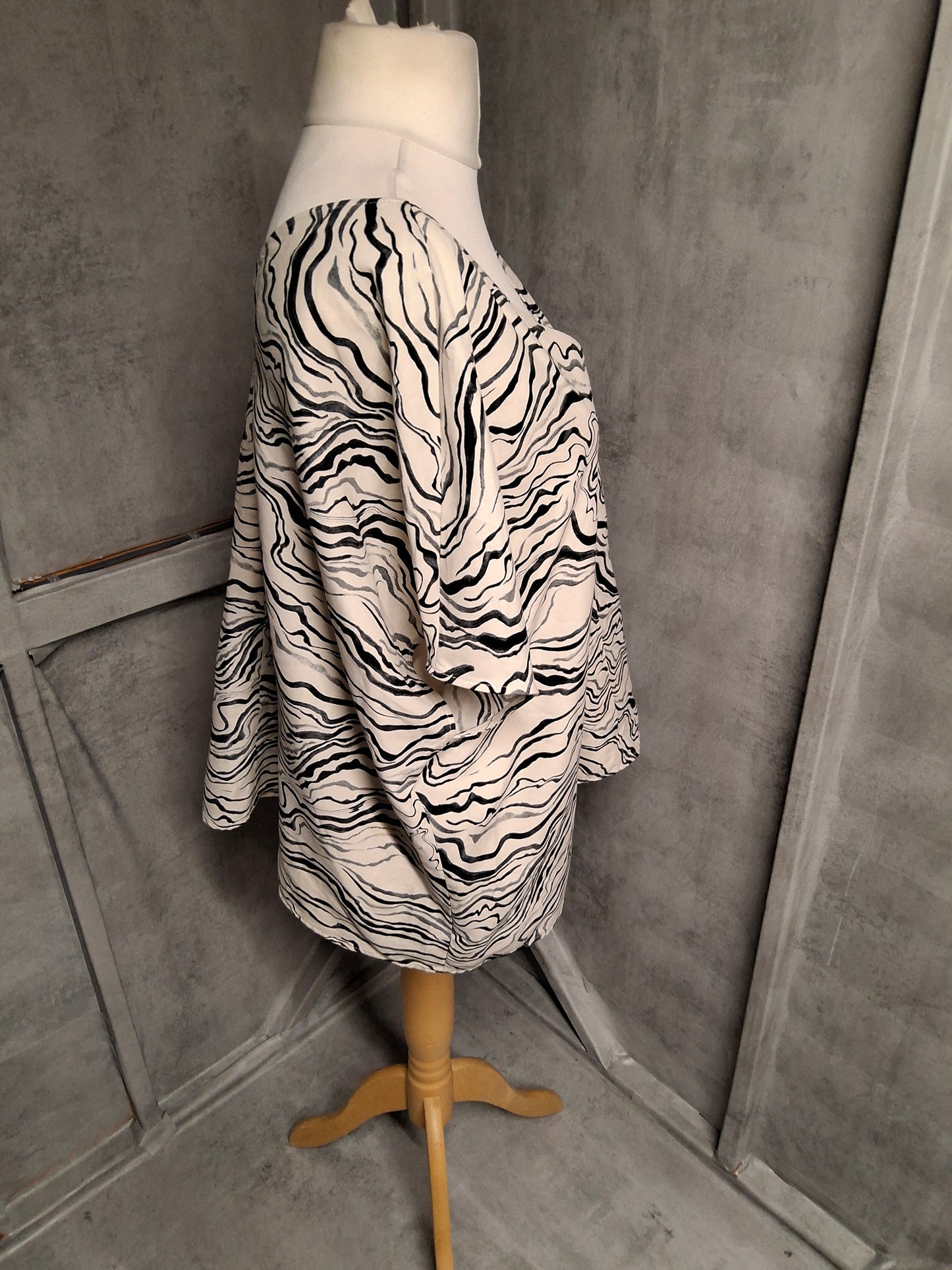 Primark Cream & Black Oversized V-Neck Top – Size 18 – The “Effortless But Still Stylish” Top