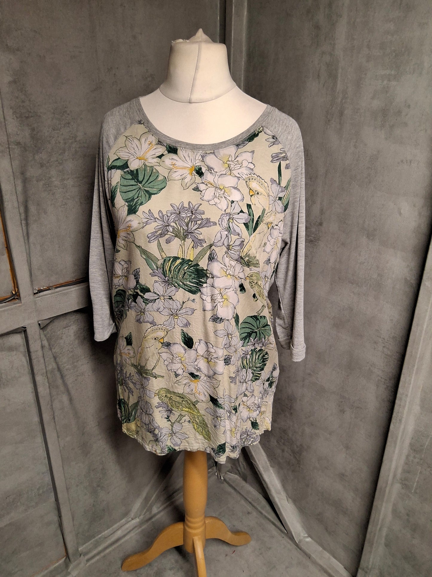 Tu Grey Floral Bird Print Top – Size 18 – Relaxed Fit ¾ Sleeve