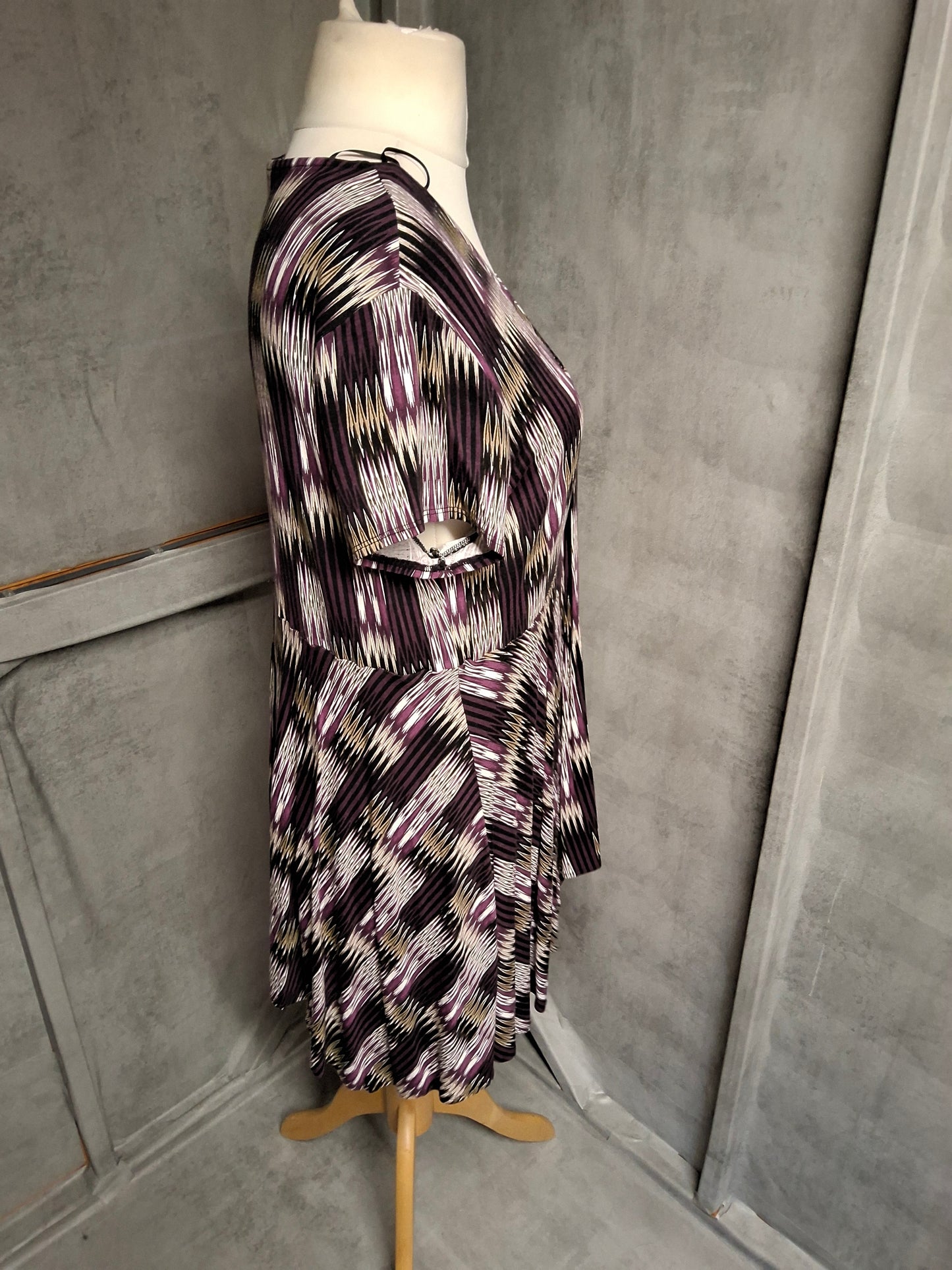 Tu Purple & Beige Patterned Asymmetrical Top β Size 20, V-Neck, Short Sleeves, Stretchy & Flattering
