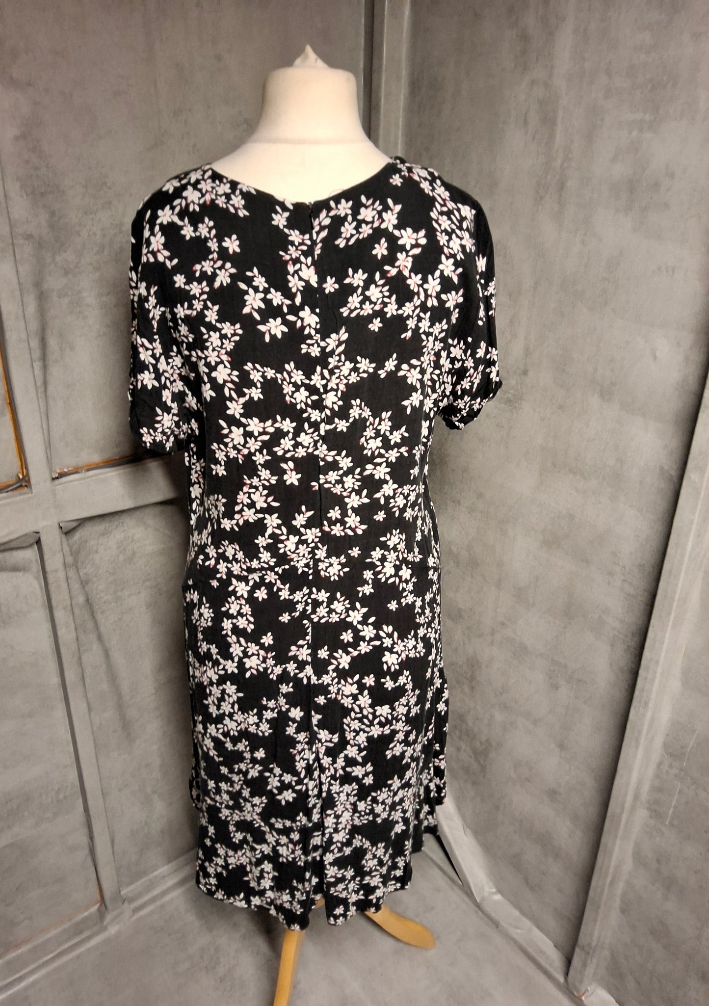 George Black & White Floral Midi Dress – Size 18 (Best Fit size 16)