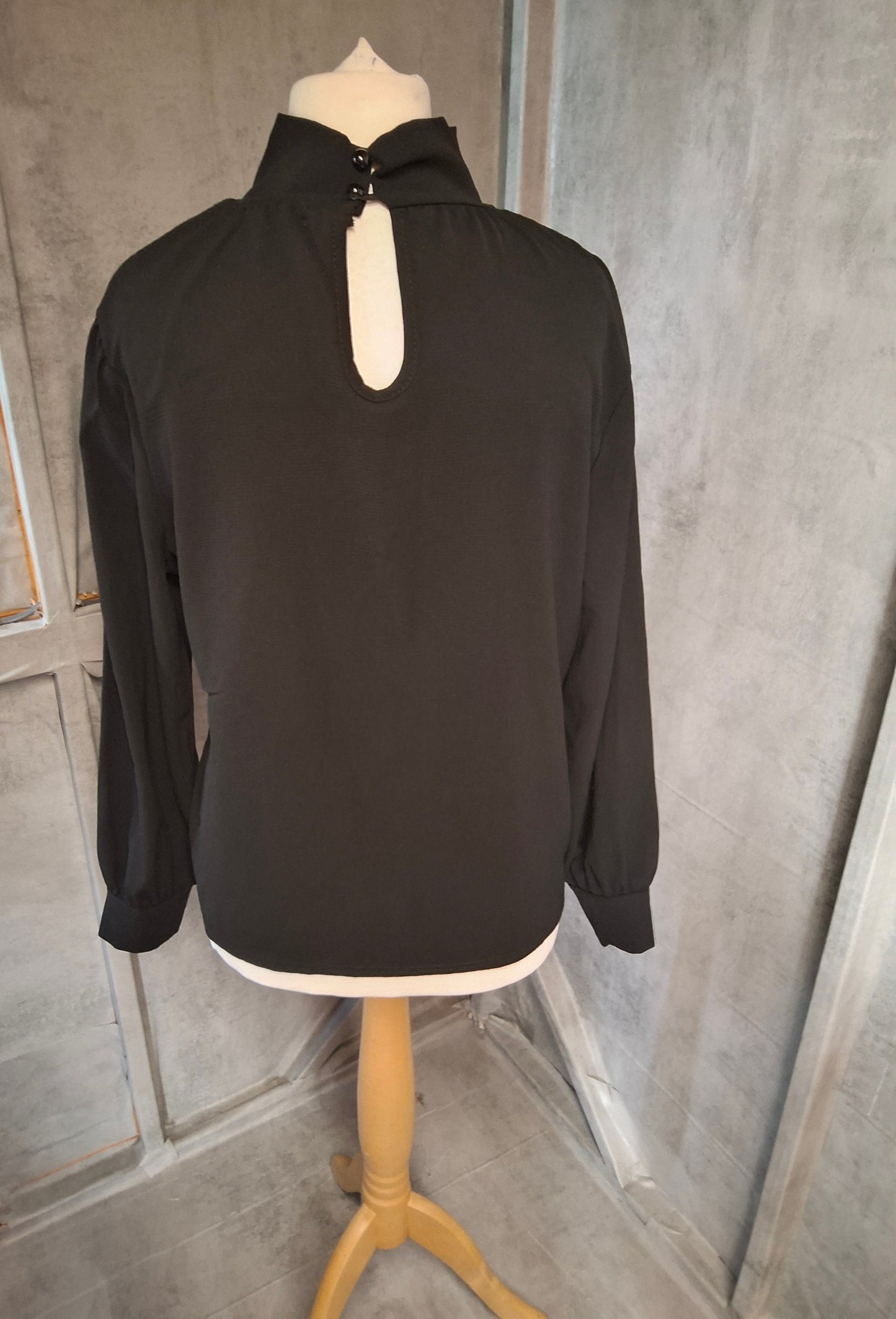 Boohoo Black High Neck Blouse ā Slit Front Detail ā Size 16