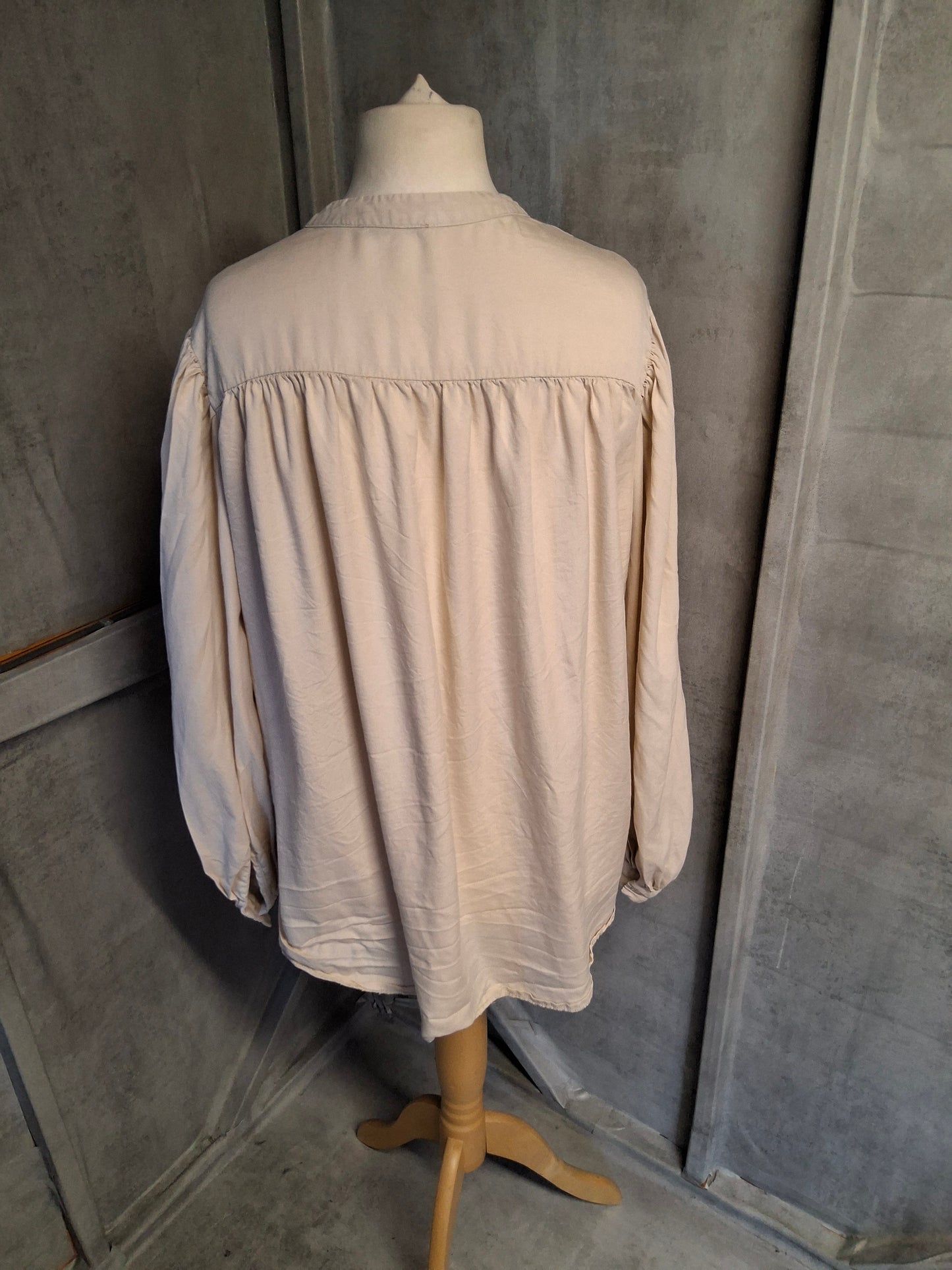 Tu Beige Oversized Lyocell Blouse – Size 18 – Long Sleeve