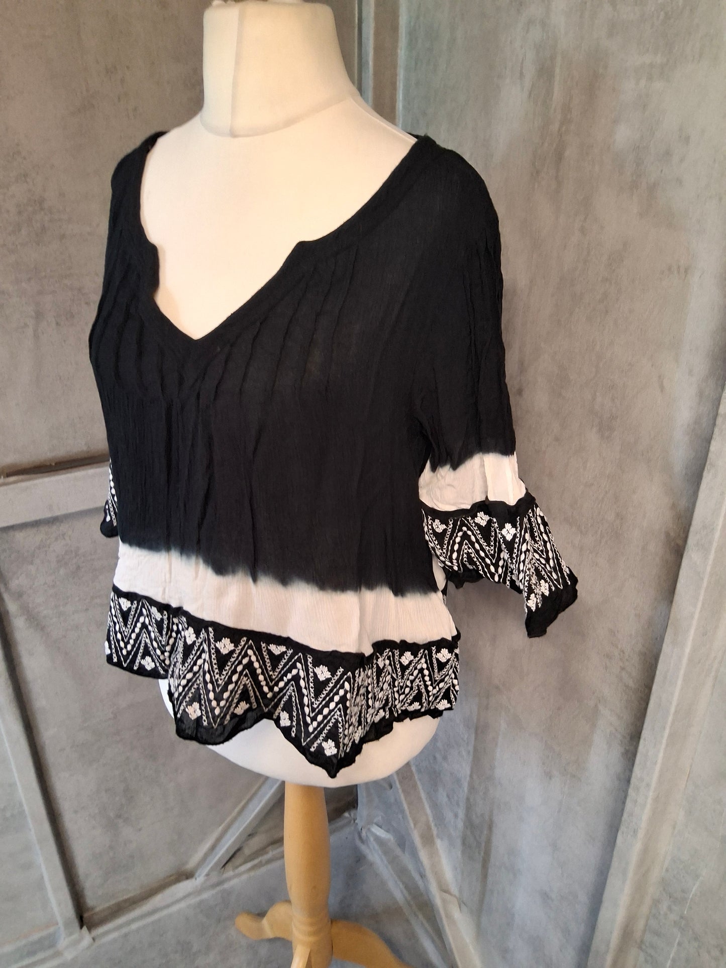 Monsoon Black & White Boho Flared Sleeve Top – Size S (size 8/10) – Viscose & Cotton