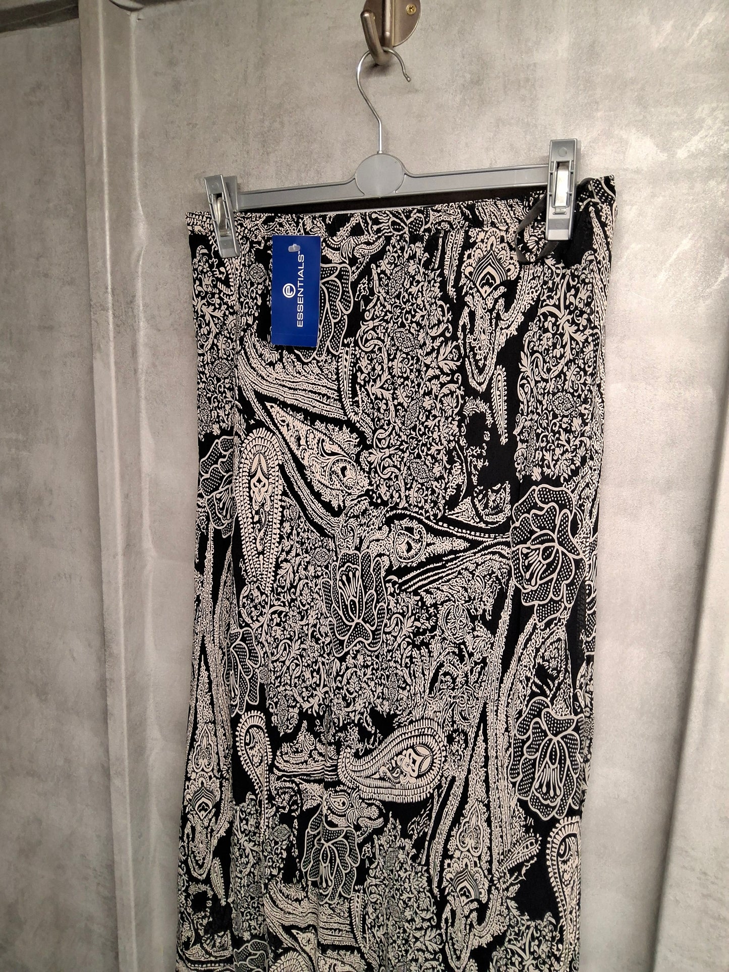 Essentials NWT Black & White Paisley Maxi Skirt – Size 14 – Boho Chic