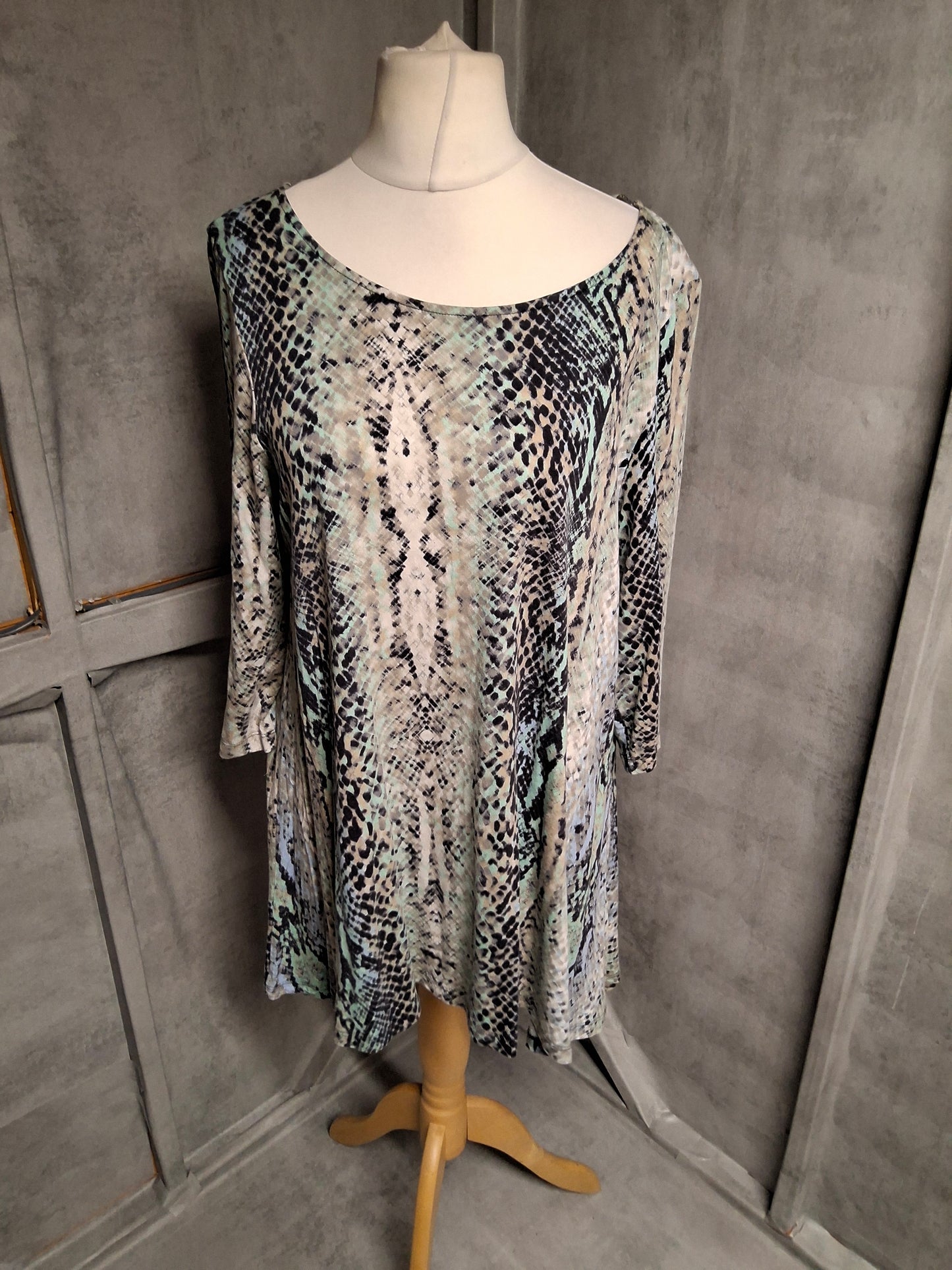 Marks & Spencer Green & Black Patterned Longline Top – Size 18