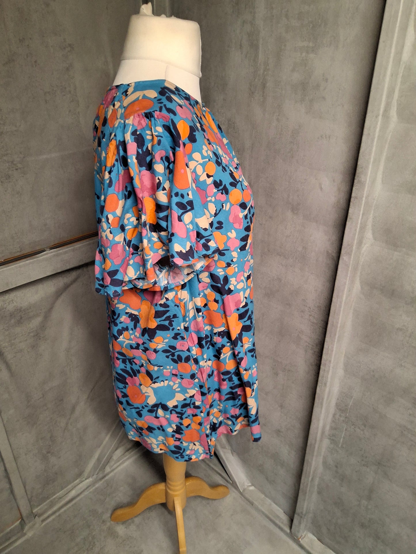 Brakeburn Blue Floral Short Sleeve Top – Size 16 – Viscose