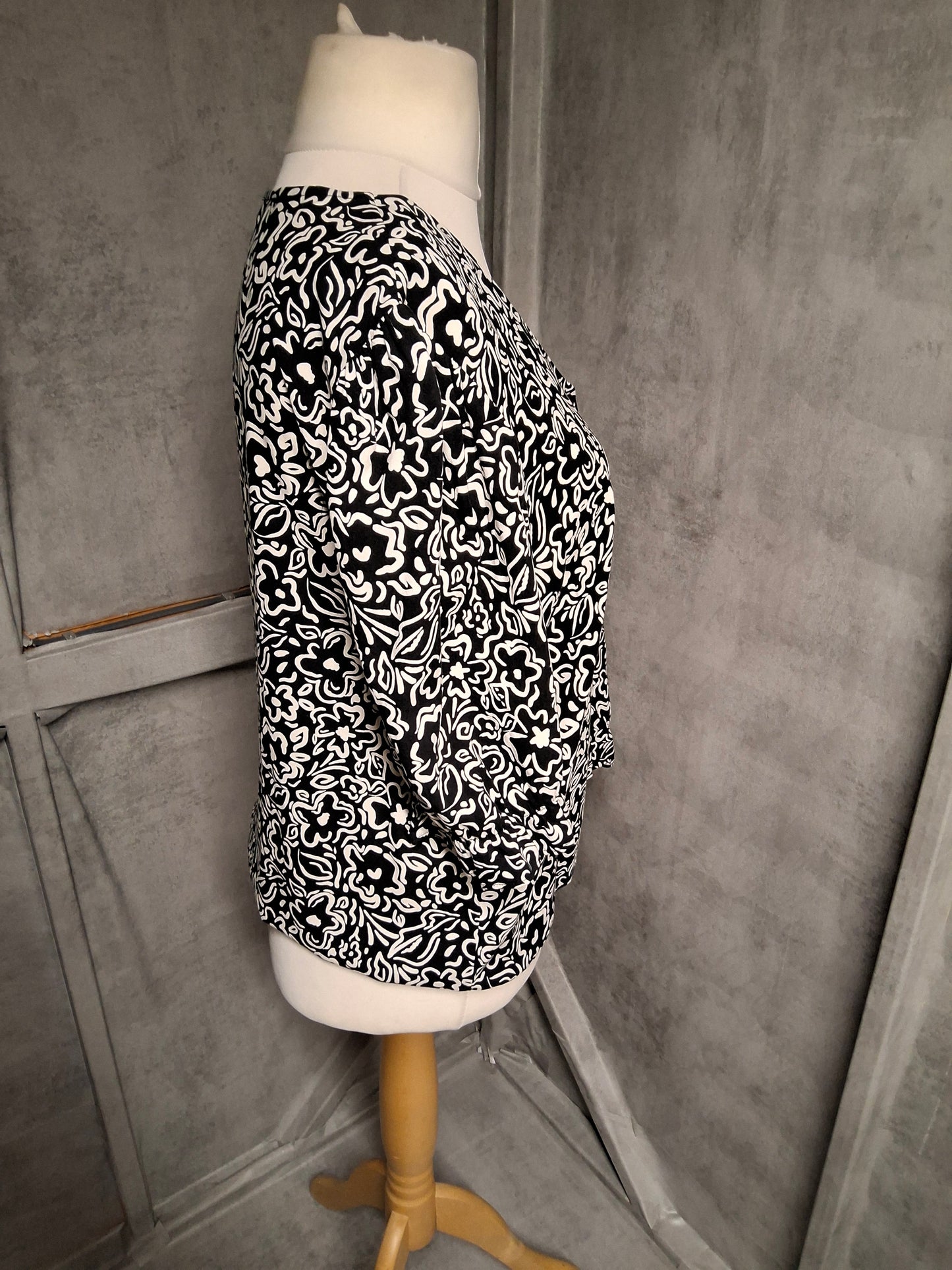 New Look Black & White Floral V-Neck Blouse – Size 16