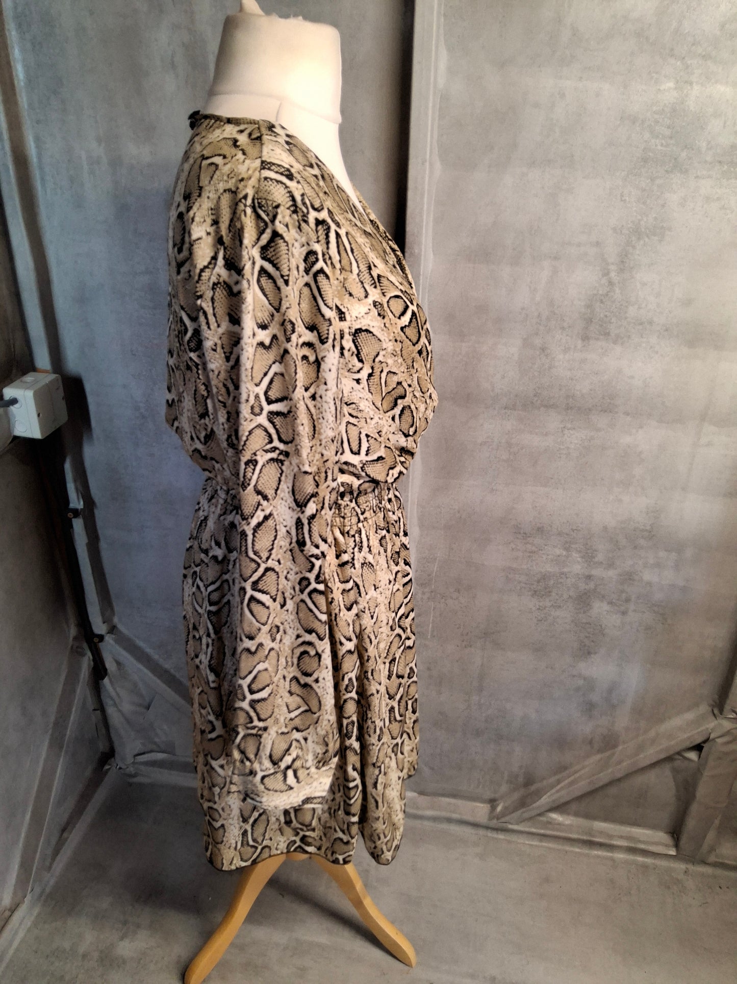 Cameo Rose Beige Snake Print Dress – Size 16 – Knee Length Statement
