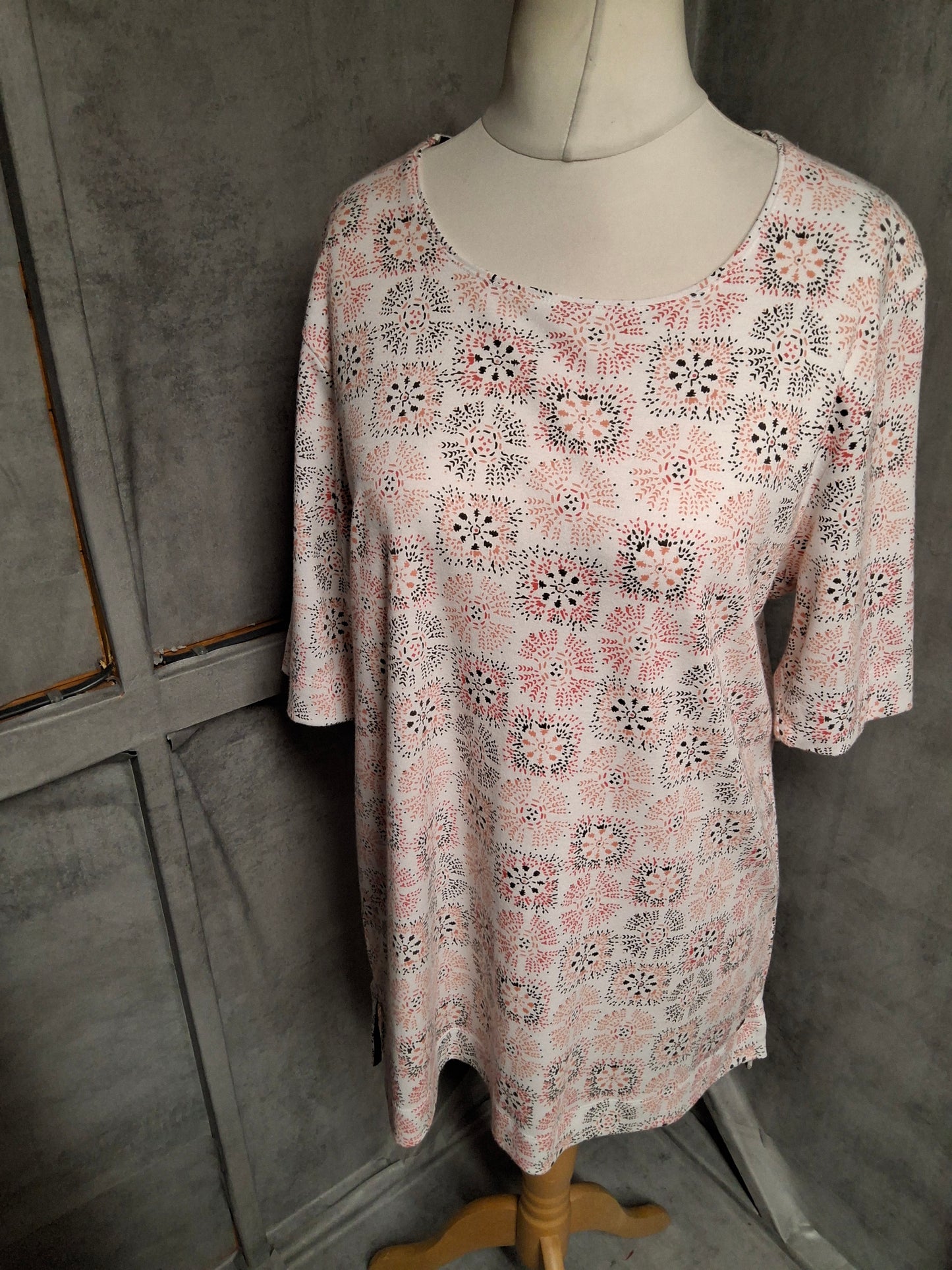 TIGI White & Orange Patterned Longline Top – Size 18/20 – 3/4 Sleeve Cotton Blend