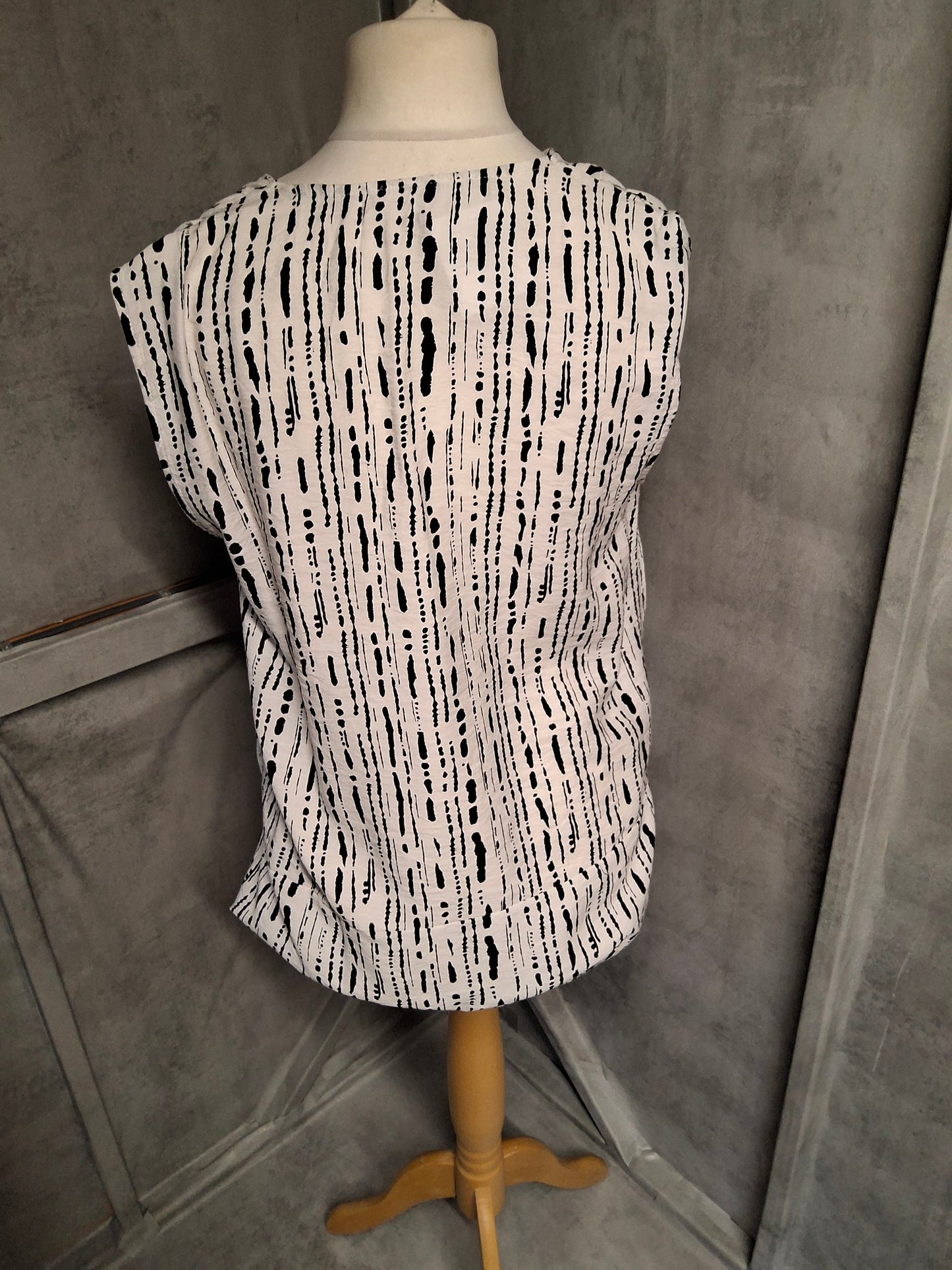 Primark Monochrome Dash Print Oversized Vest – Size 10