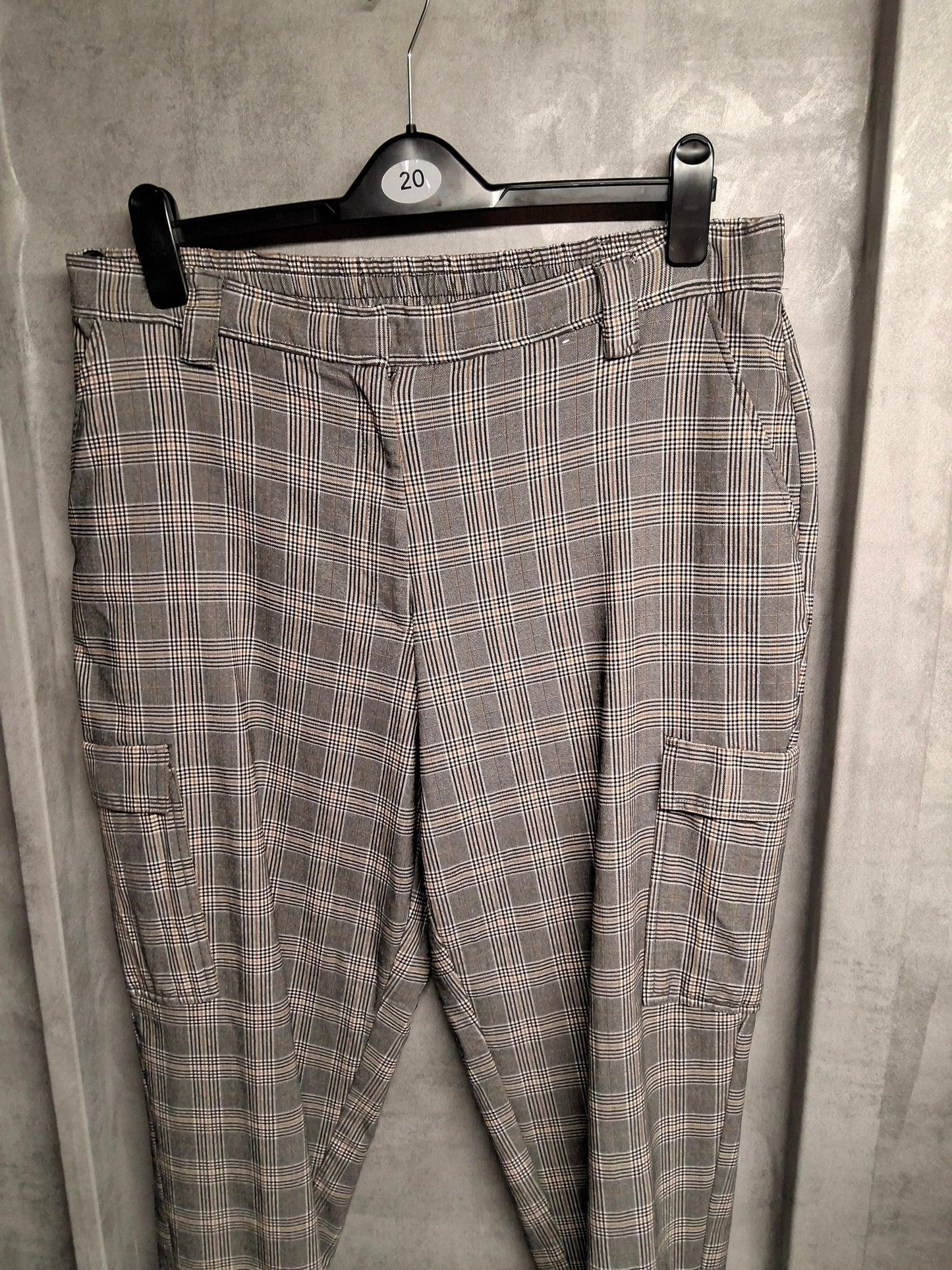 Primark Grey Checked Cargo Trousers – Size 18 – Cuffed Comfort Meets Cool Utility Style