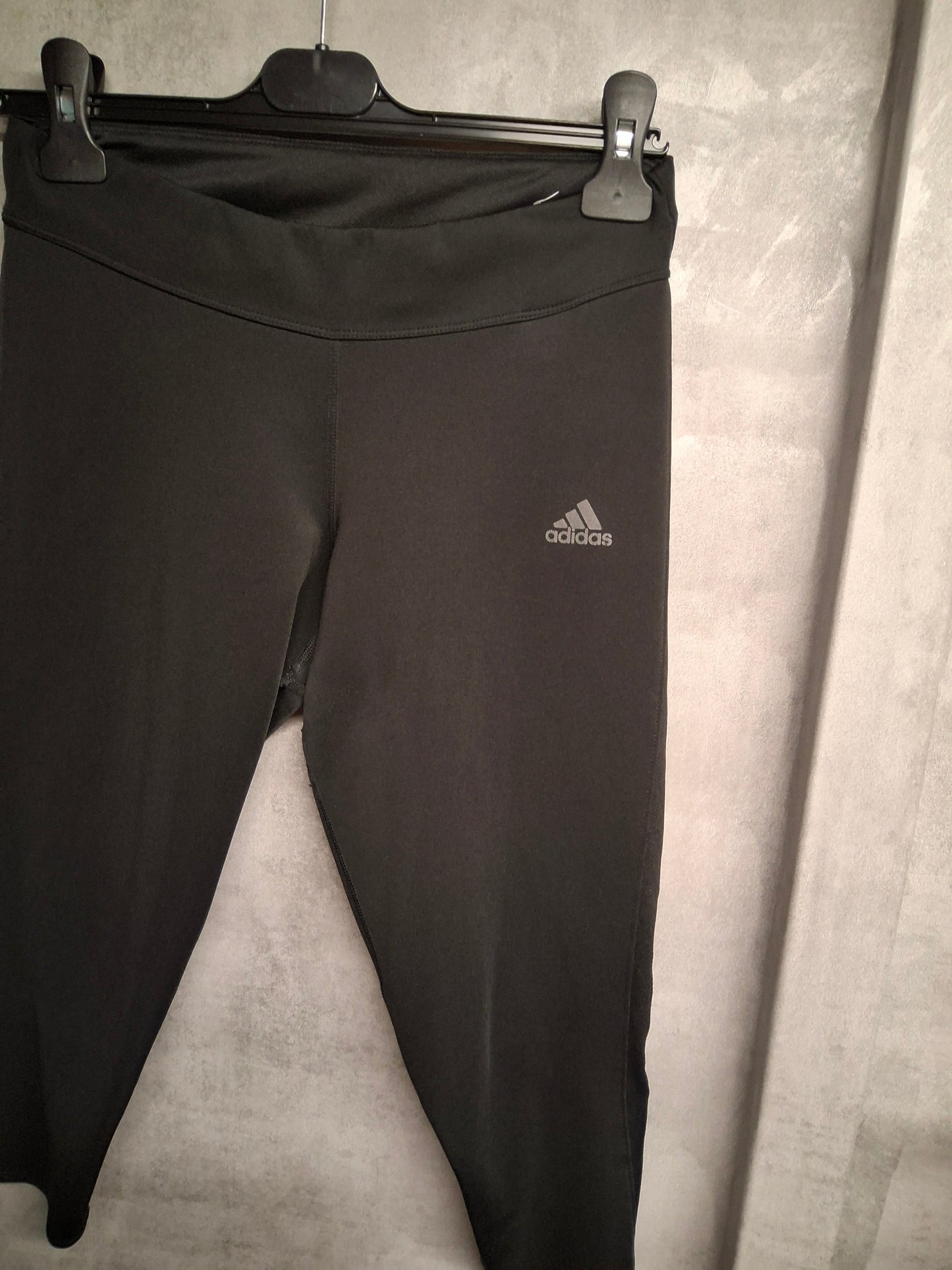 Adidas Black Cropped Gym Leggings – Size S (size 8–10) – Sporty & Sleek