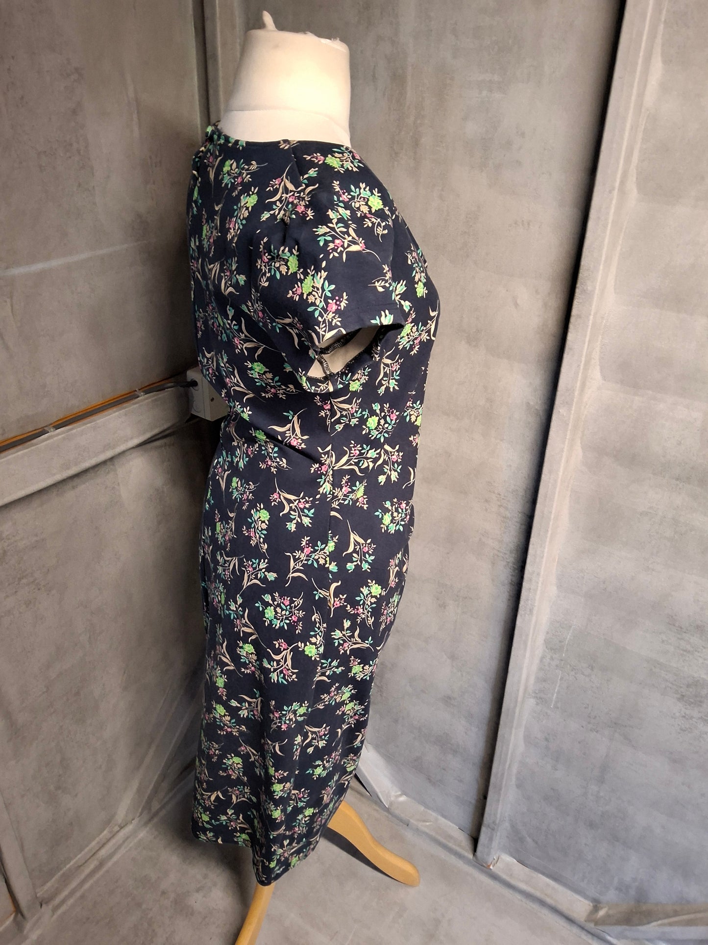 Tallgirls Navy Floral Ruched A-Line Midi Dress β Size 16 β Flattering Fit