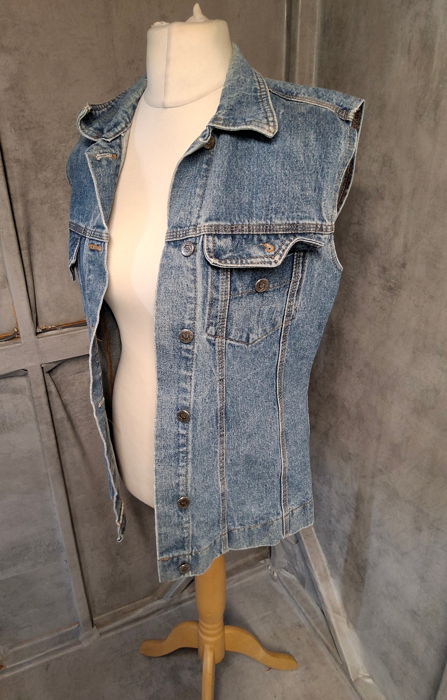 Vintage Sleeveless Denim Jacket – Pit to Pit 18" | Length 26" | Button-Front Cool Girl Layer