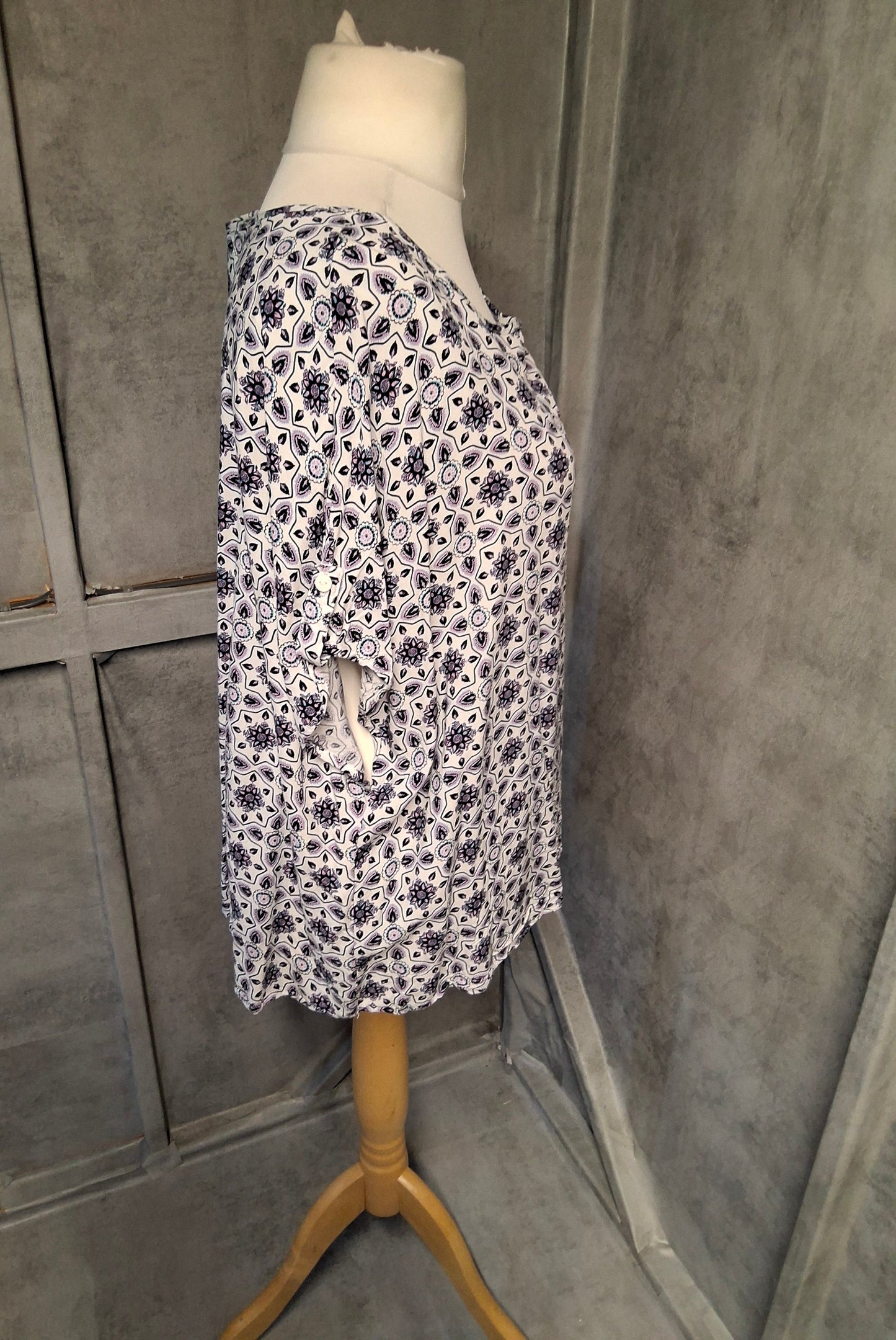 Primark White Patterned Tshirt with Sleeve Buttons โ Size 20 ๐๐ค
