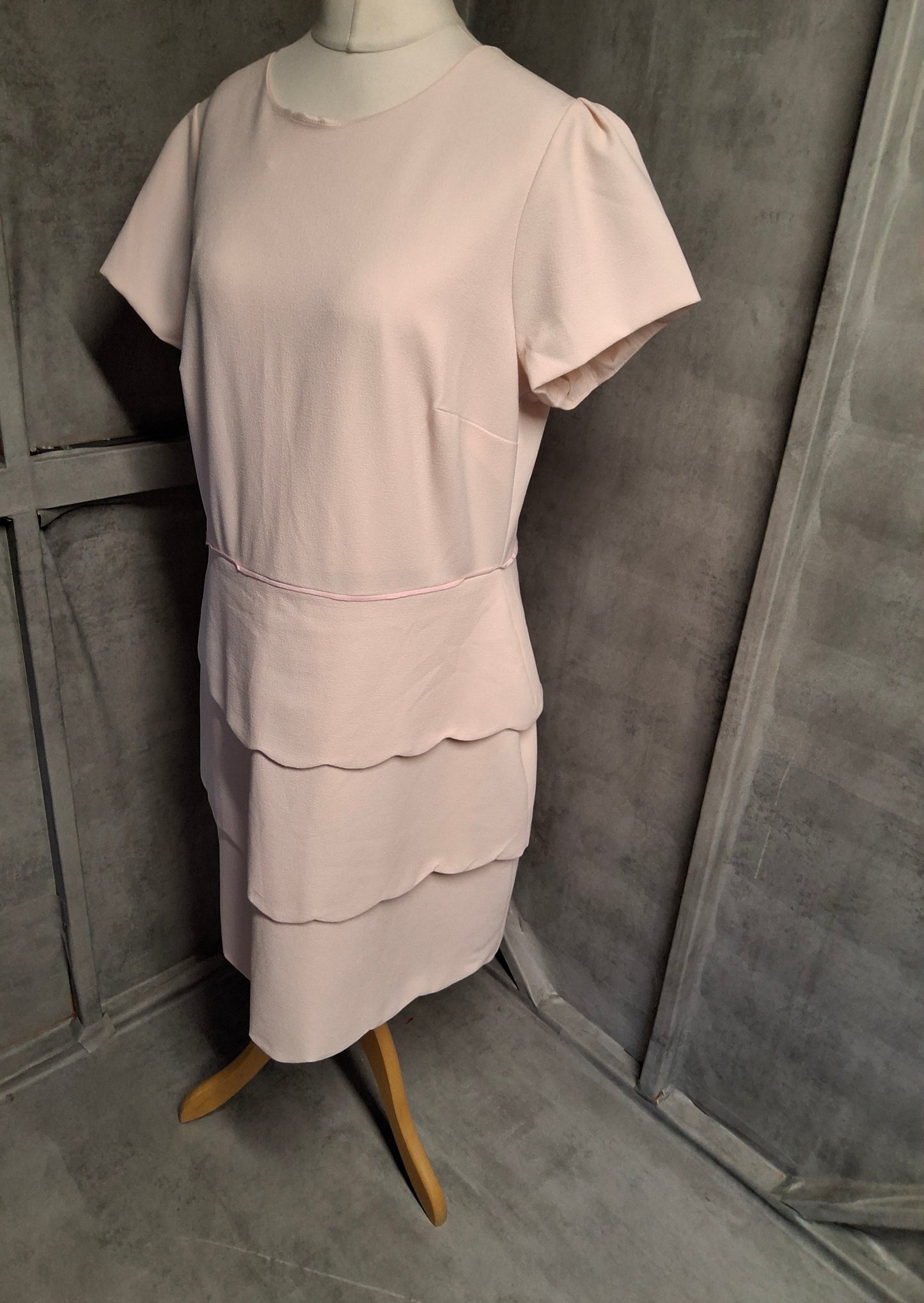 Very Cream & Pink Scalloped A-Line Dress – Size 18 – Serving Layered Looks (Literally)