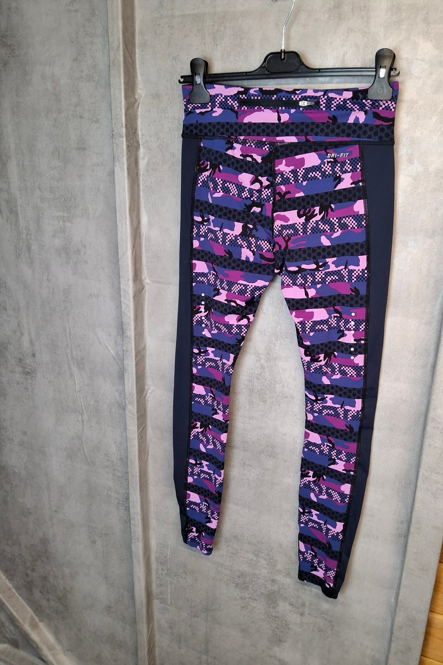 Nike Dri-FIT Leggings – Size 8 | Bold, Stretchy & Ready to Outrun Your Excuses 🏃♀️💥