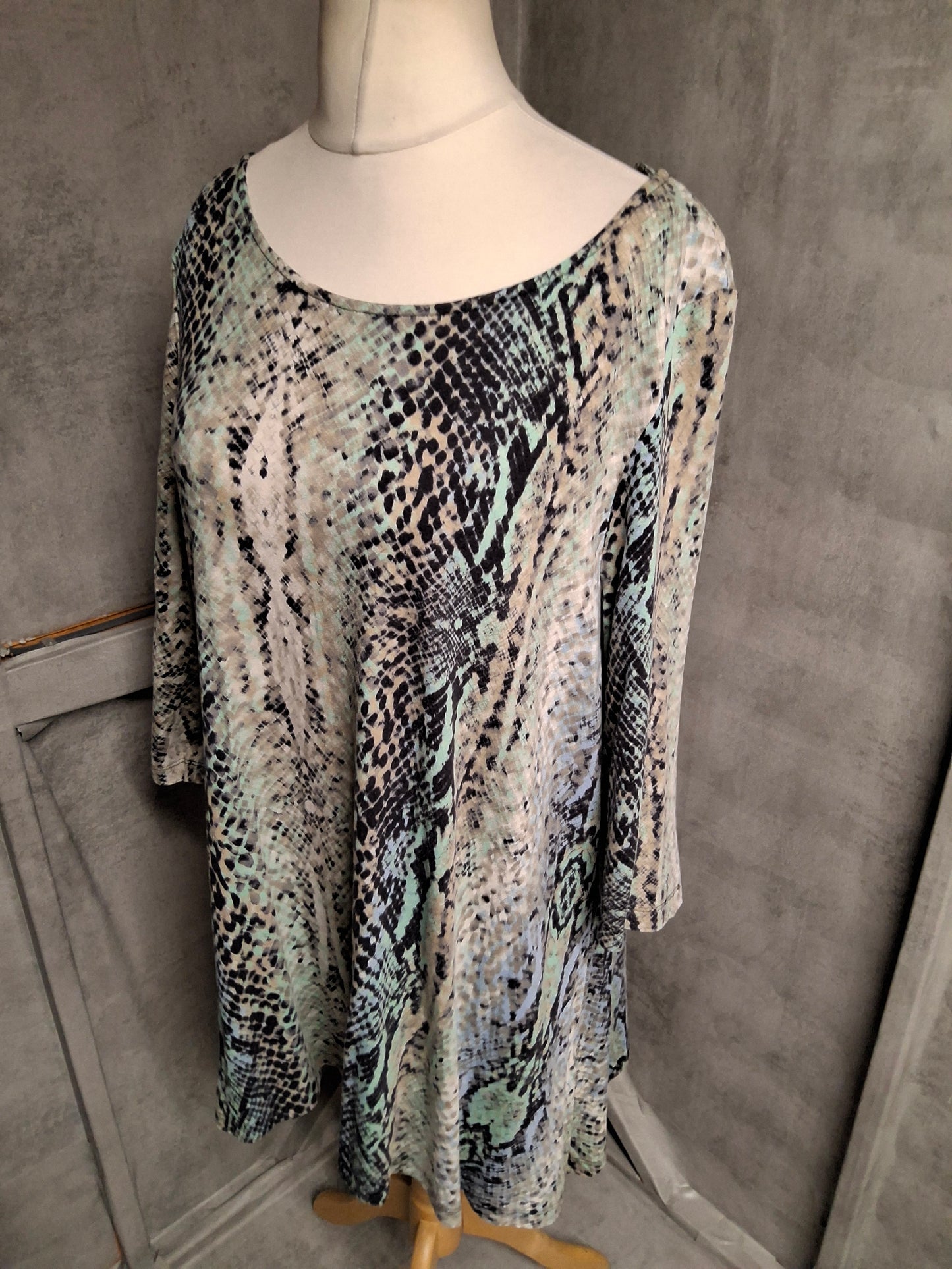 Marks & Spencer Green & Black Patterned Longline Top – Size 18