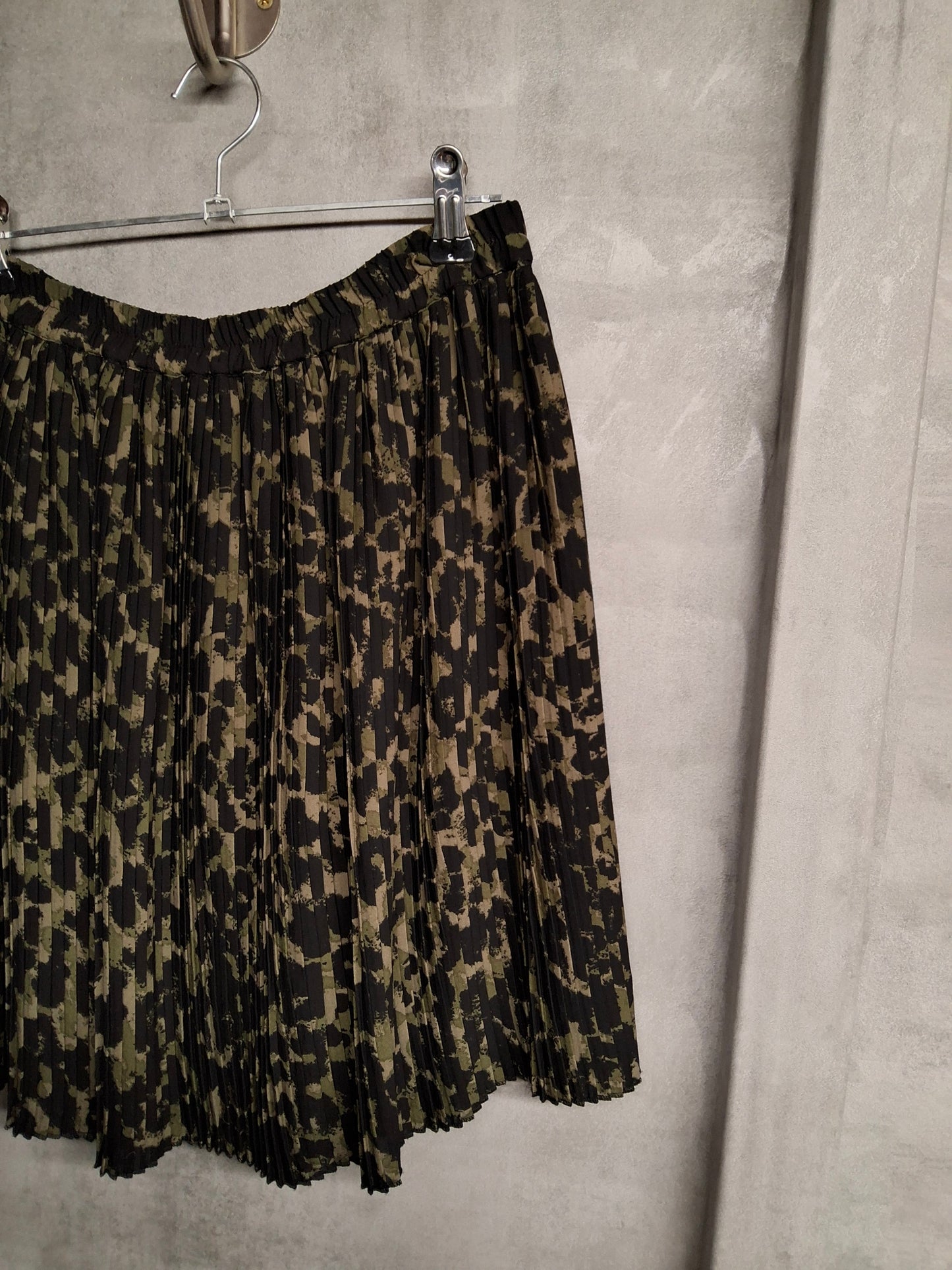 H&M Black & Khaki Animal Print Pleated Mini Skirt β Size S (UK size 8/10)