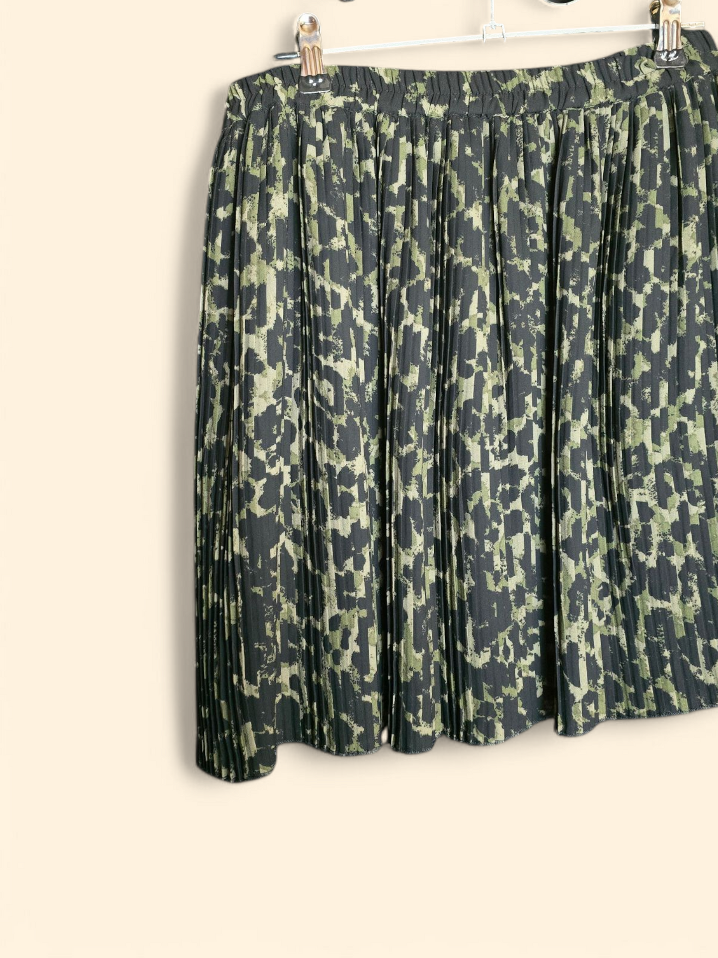 H&M black & khaki green pleated mini skirt size small size 8/10