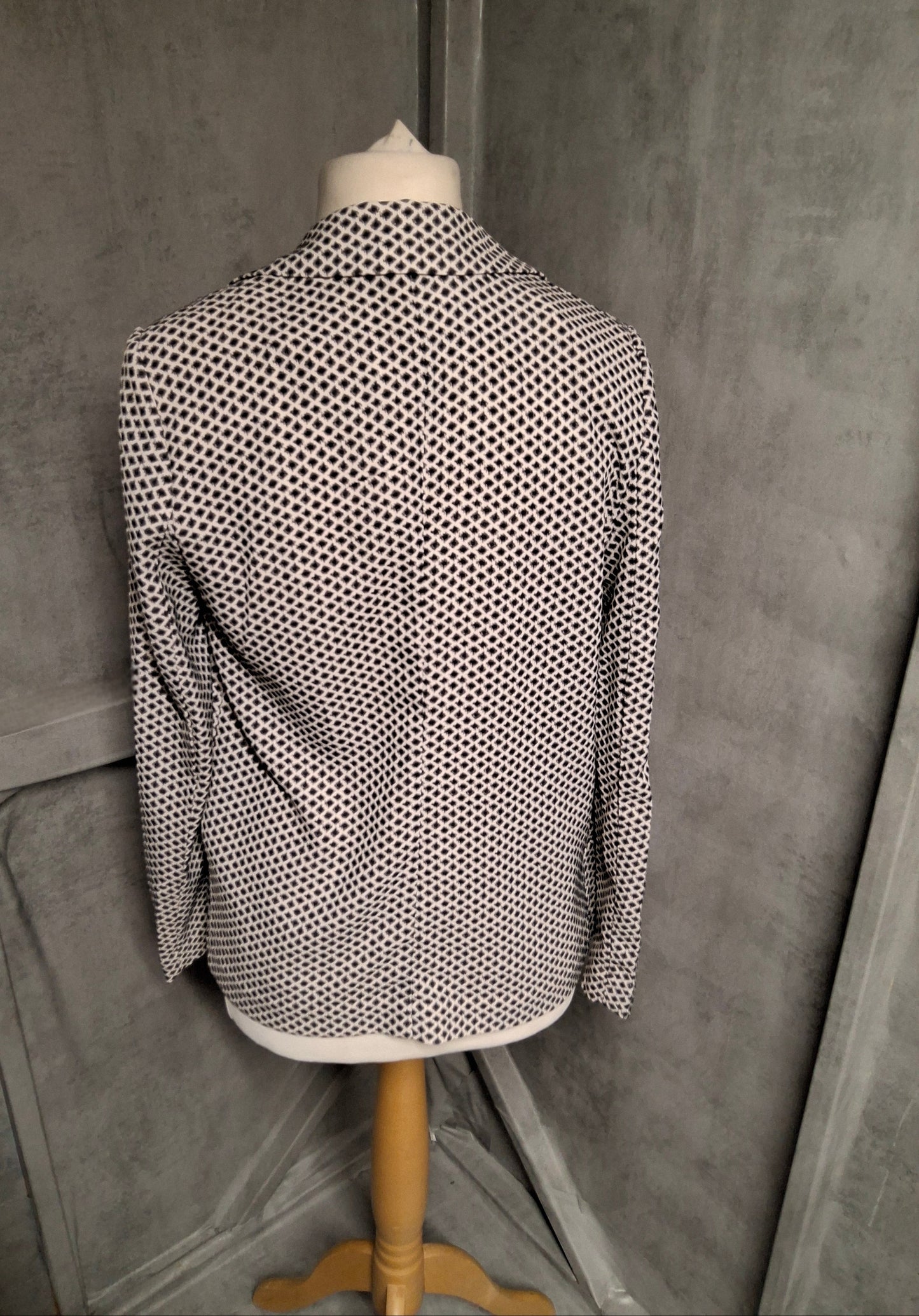 H&M Black & White Geometric Print Blazer – Size 8 – Tailored Monochrome Style