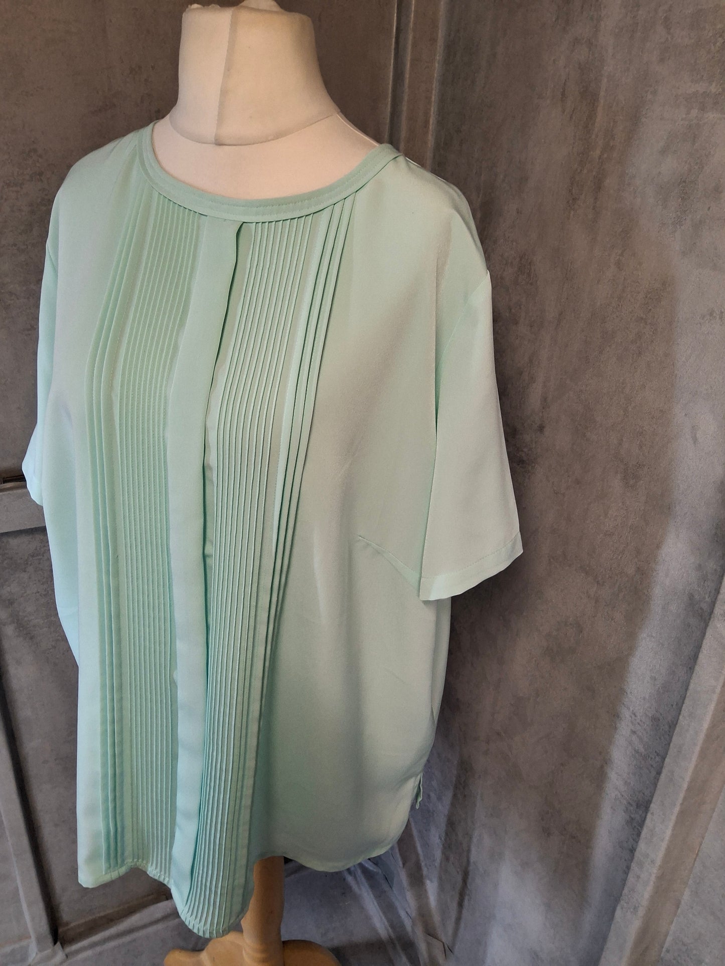 Victoria Layne Mint Green Blouse – Size 24 – Pintuck Front – 100% Polyester