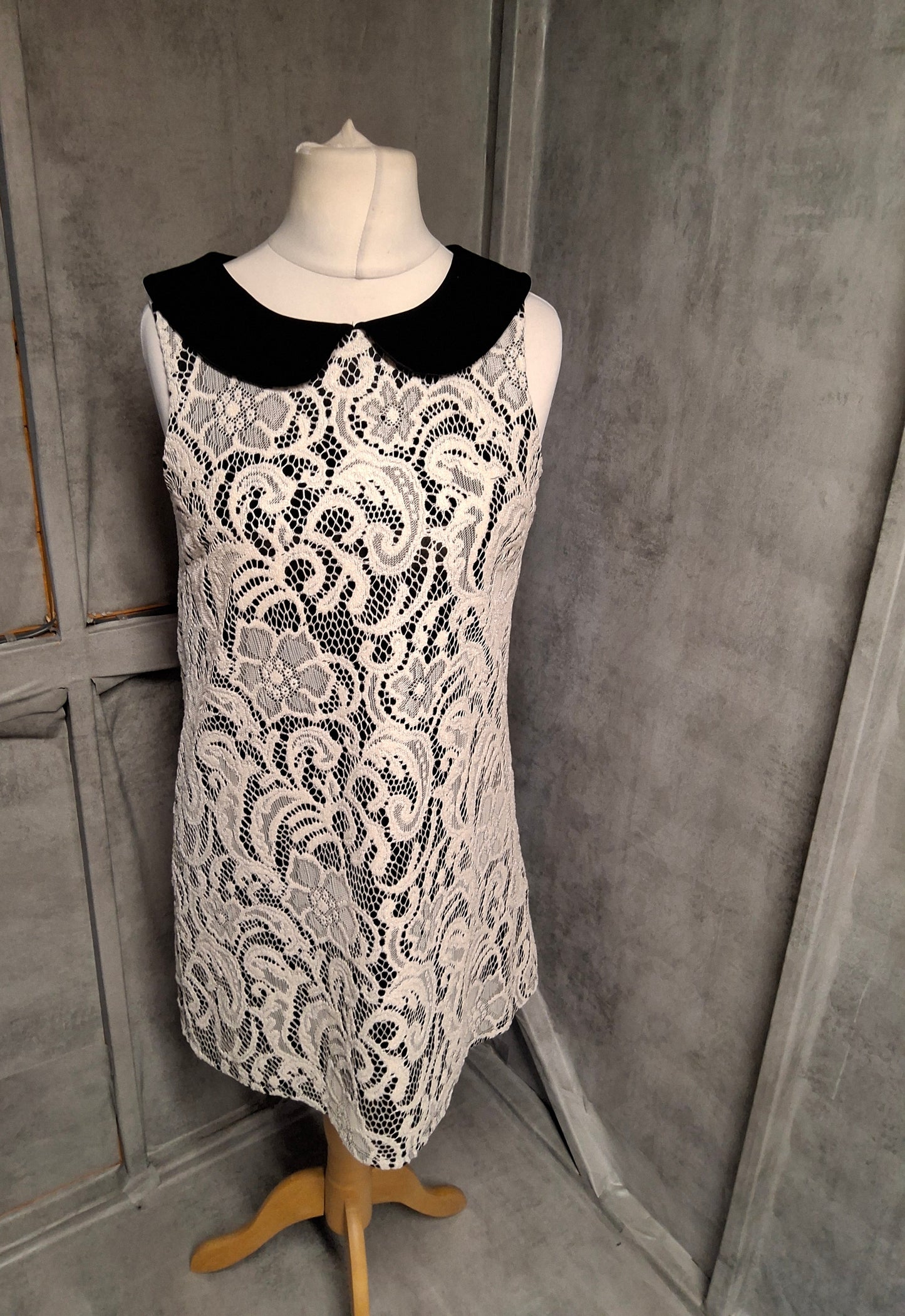 Topshop Black & White Lace Mini Dress with Velvet Collar ā Size 10 ā Chic Retro Style
