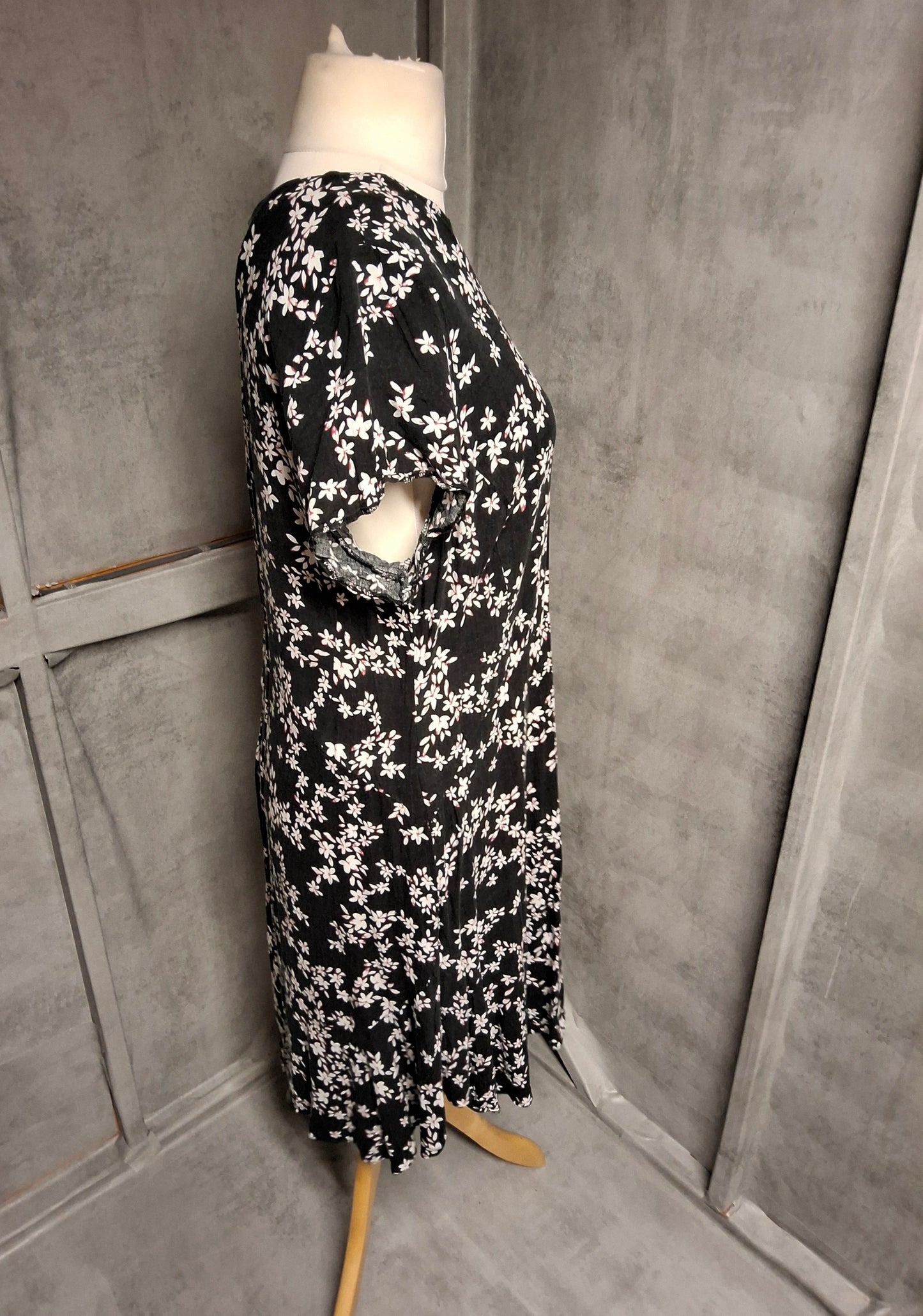George Black & White Floral Midi Dress – Size 18 (Best Fit size 16)