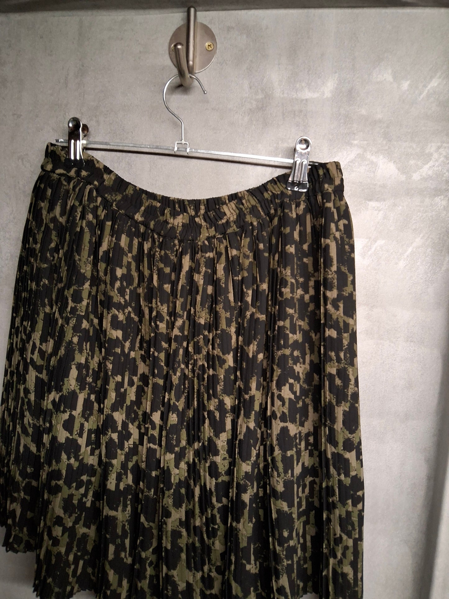 H&M Black & Khaki Animal Print Pleated Mini Skirt β Size S (UK size 8/10)