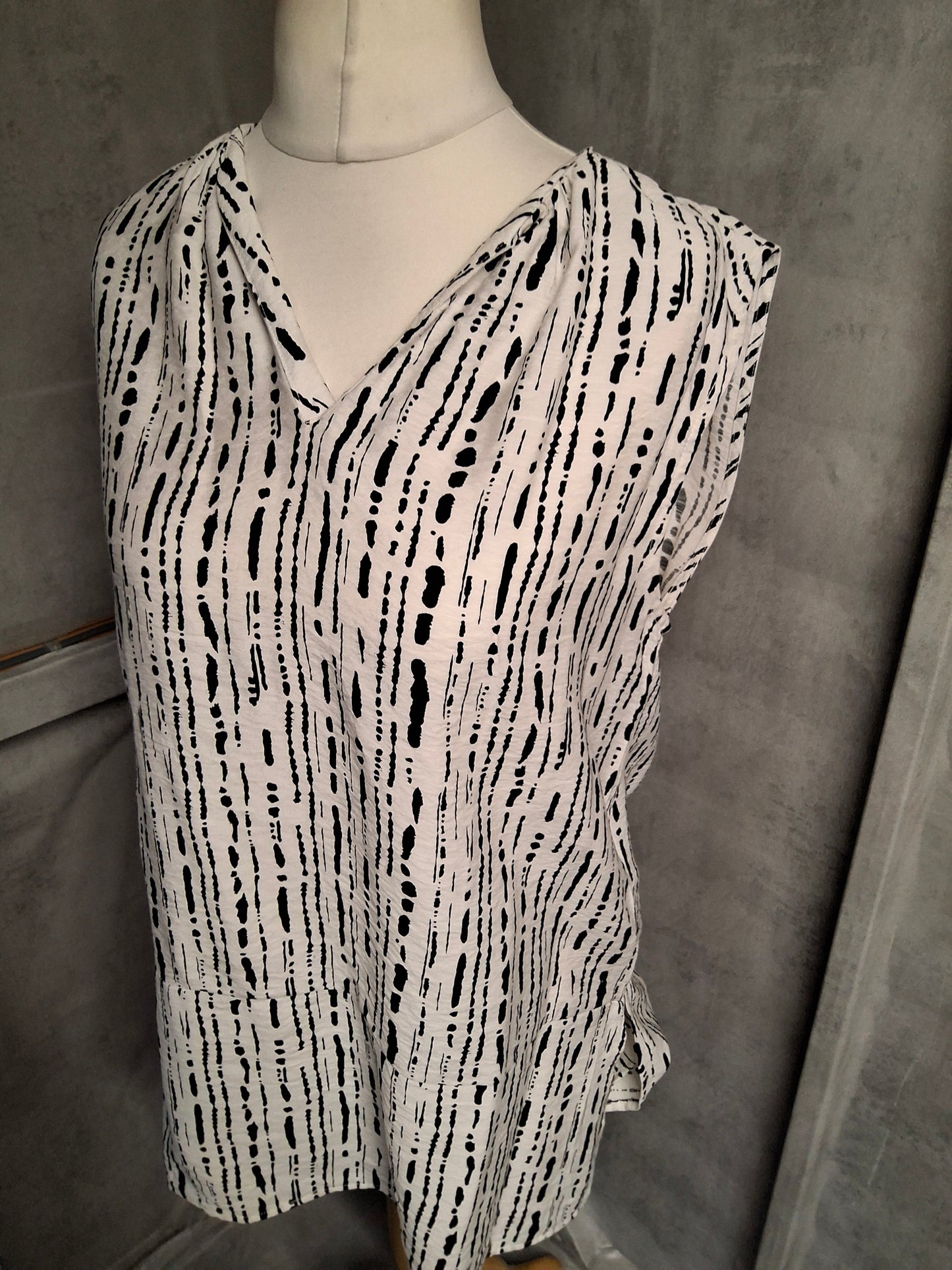 Primark Monochrome Dash Print Oversized Vest – Size 10