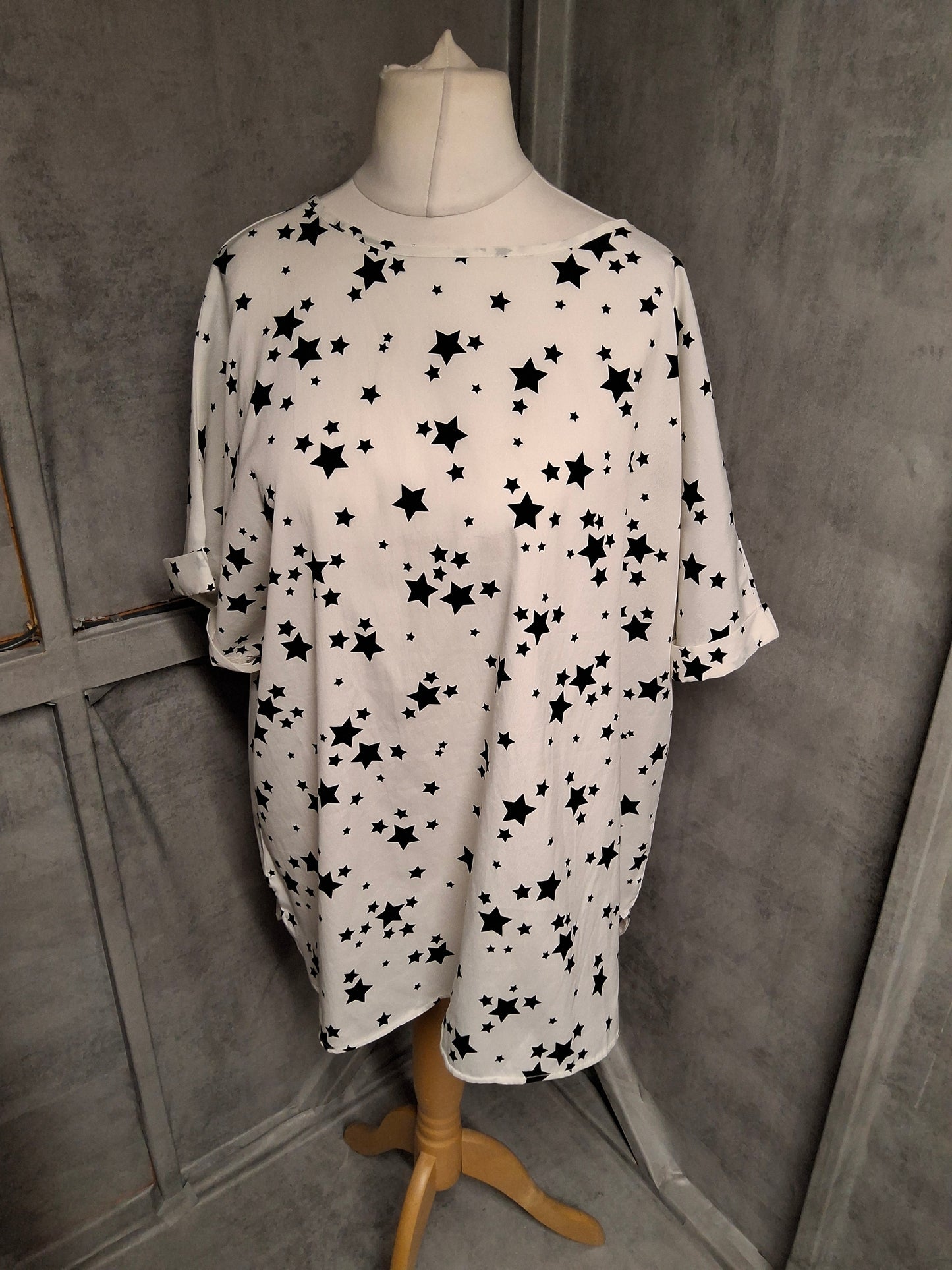 Capsule Curve White Star Print Oversized Top – Size 22 – Everyday Galaxy Glam