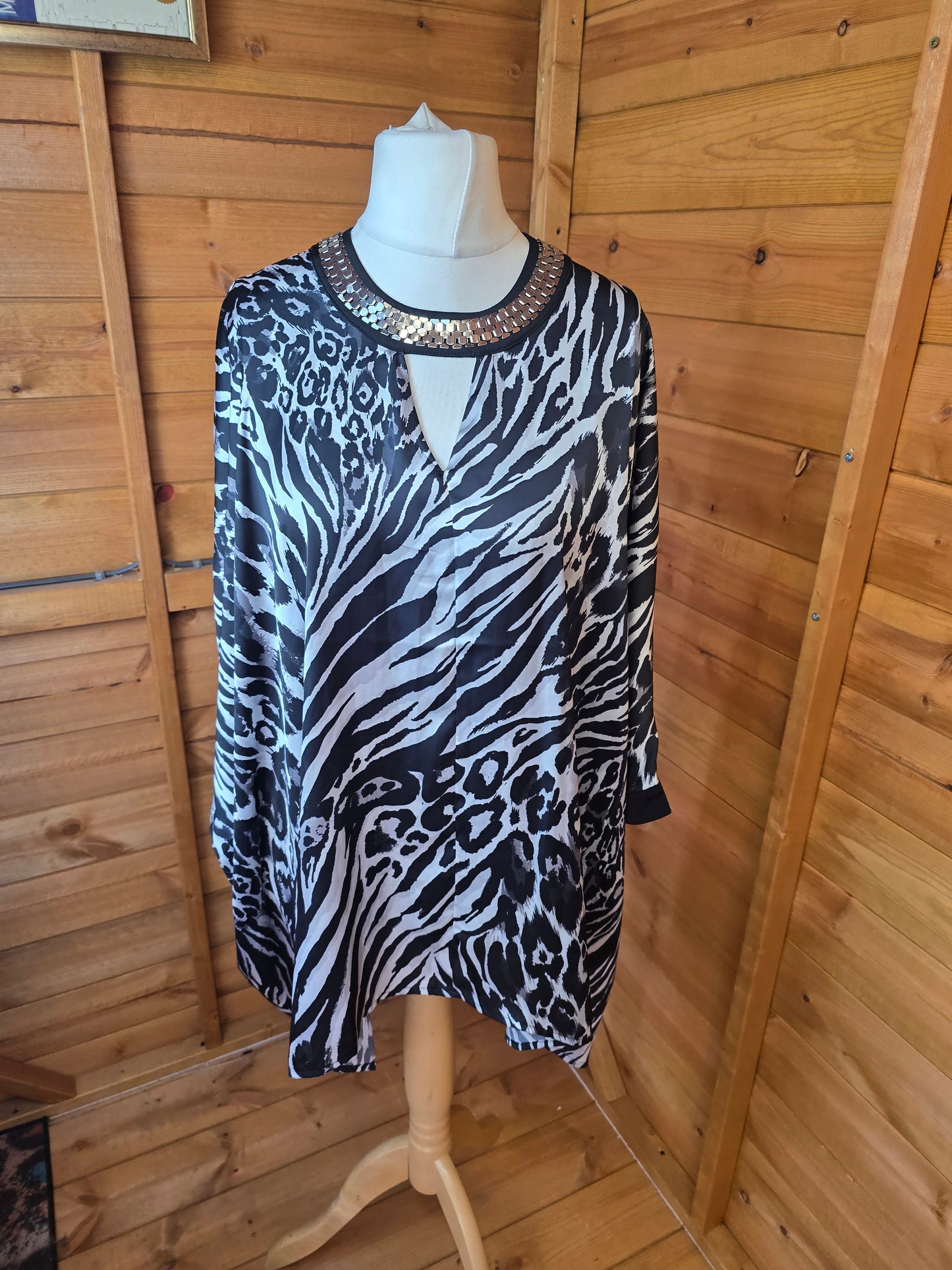 ⨠Julien Macdonald Black & White Animal Print Blouse ā Size 8 āØ
