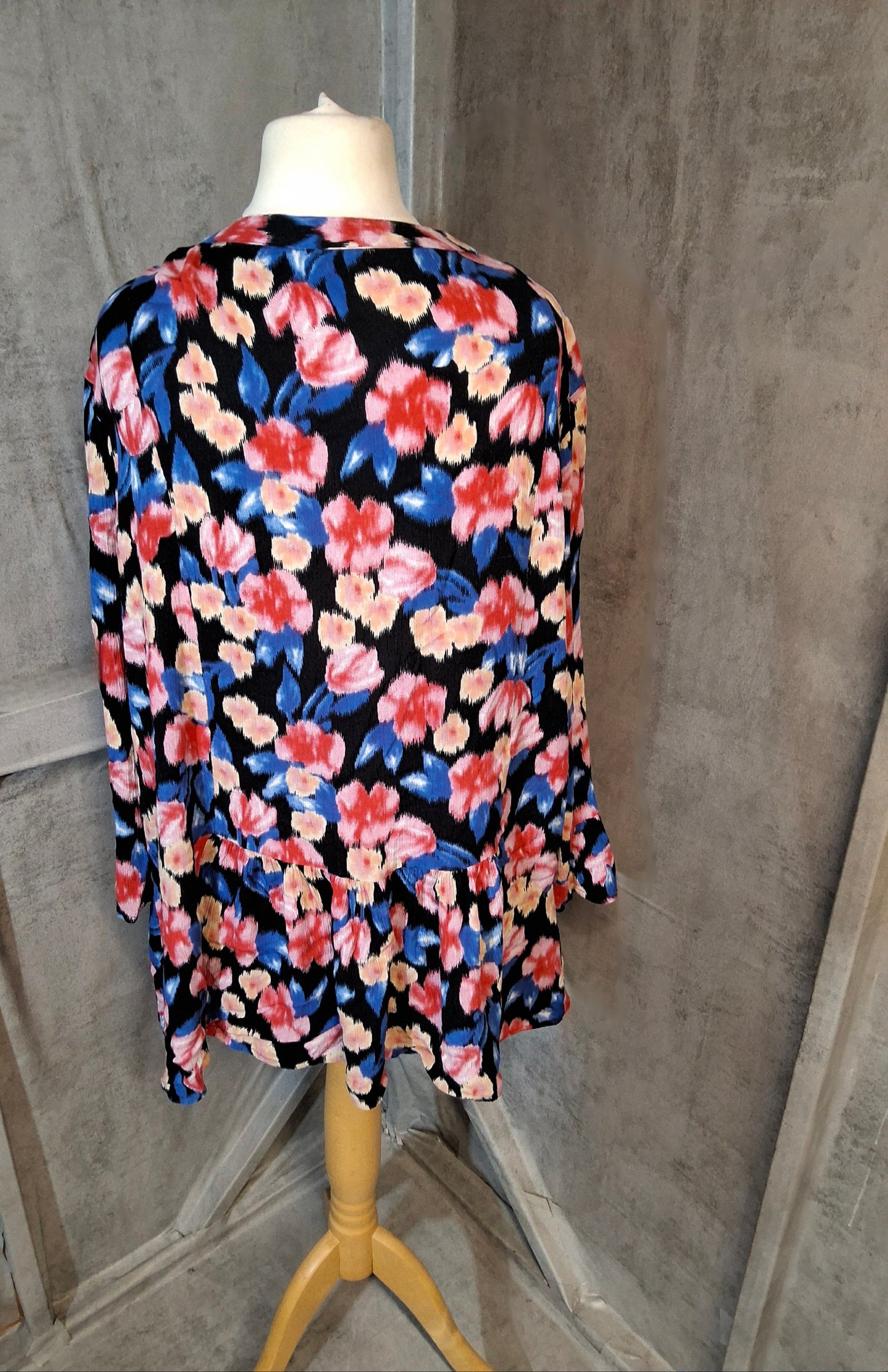 Cotton Traders Red & Blue Floral Blouse ā Size 20, Viscose, Flared 3/4 Sleeves