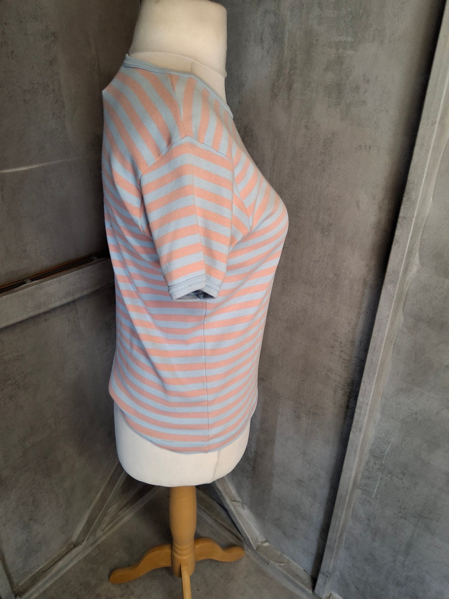 Levi’s Stripey Sass Tee – Size L (size 12/14) – Blue & Orange Vibes