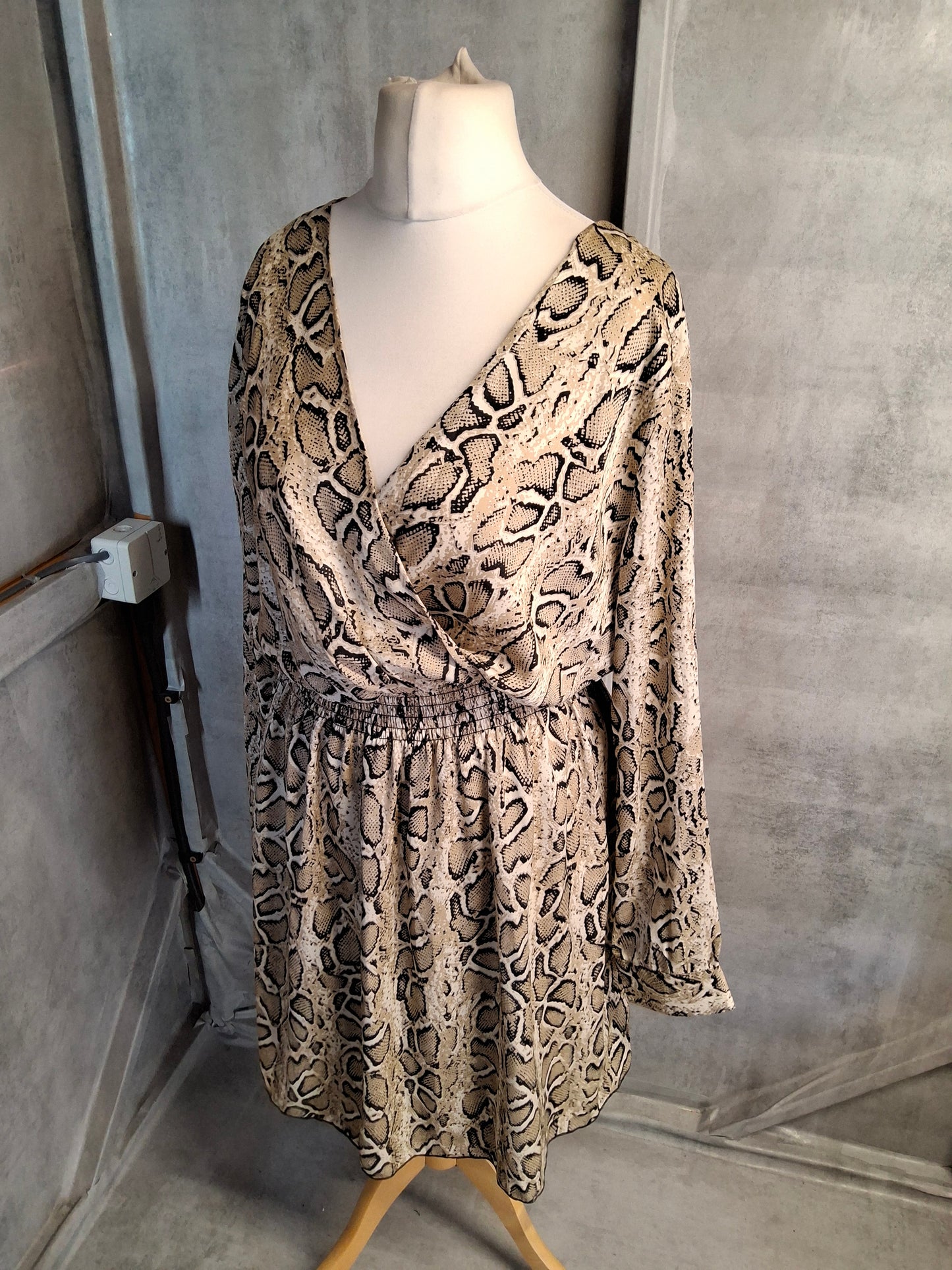 Cameo Rose Beige Snake Print Dress – Size 16 – Knee Length Statement