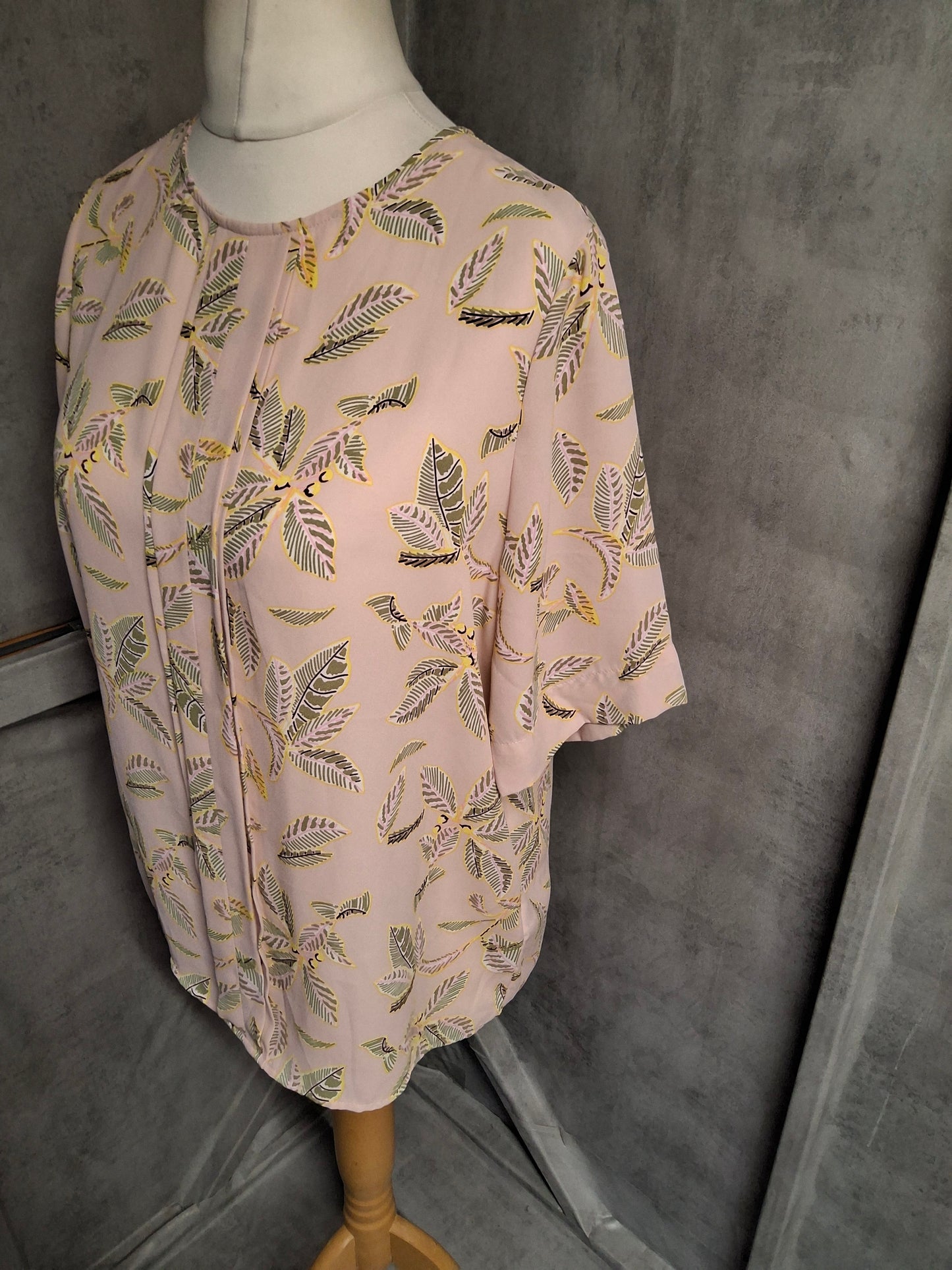 M&S Blush Pink Leaf Print Blouse – Size 12 – Work-Ready, Weekend-Approved & Always Complimented
