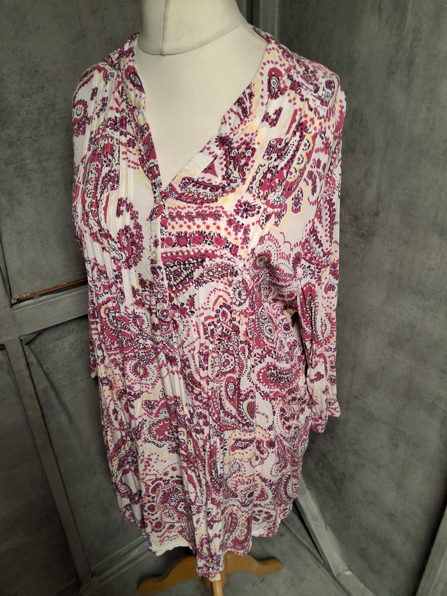 Damart Size 20 Pink Paisley Tunic Top – V-Neck, ¾ Sleeve, Crinkle Style