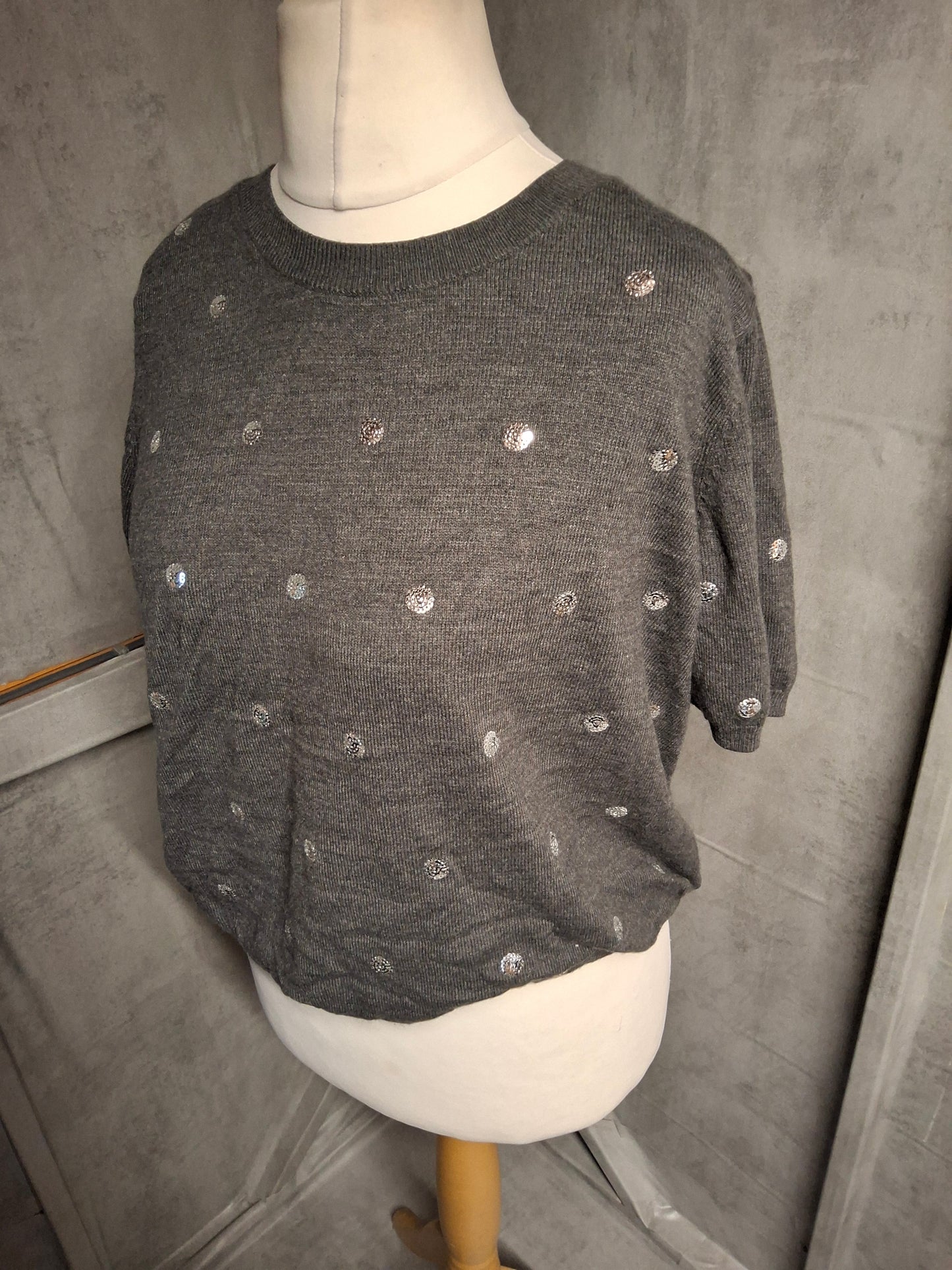 M&S Classic Grey Short Sleeve Jumper – Sequin Detail – Size 16 – 100% Acrylic Knit