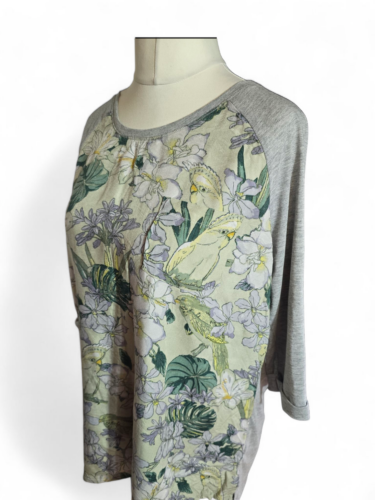 Tu Grey & Yellow Floral Bird Print Top Size 18 – 3/4 Sleeves, Chest Pocket, Round Neck