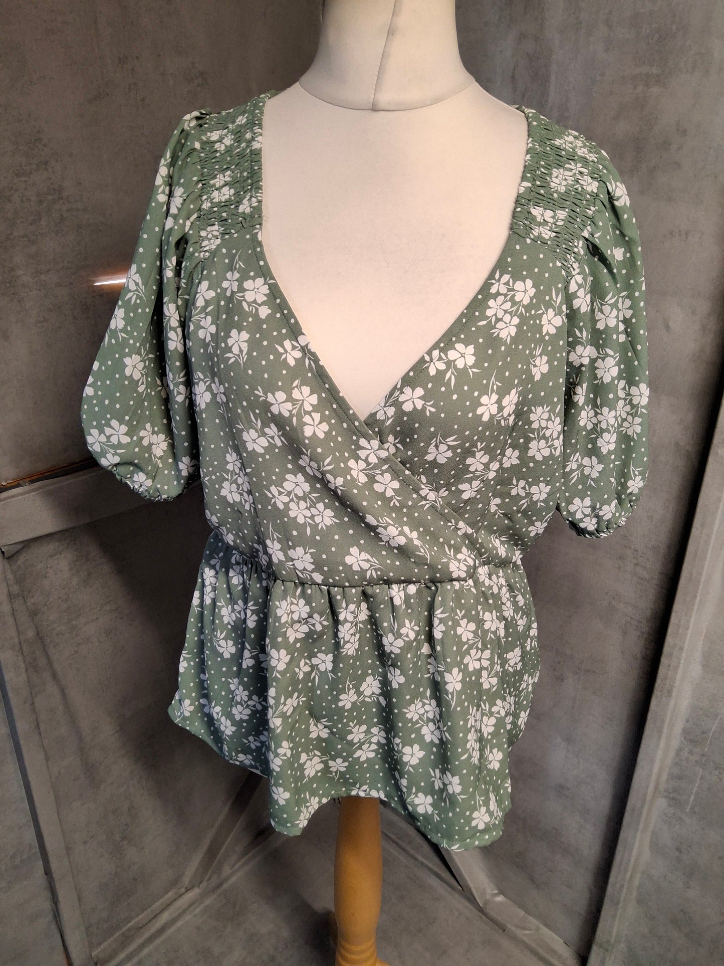 Dorothy Perkins Green & White Floral Peplum Top β Size 16 β 100% Polyester